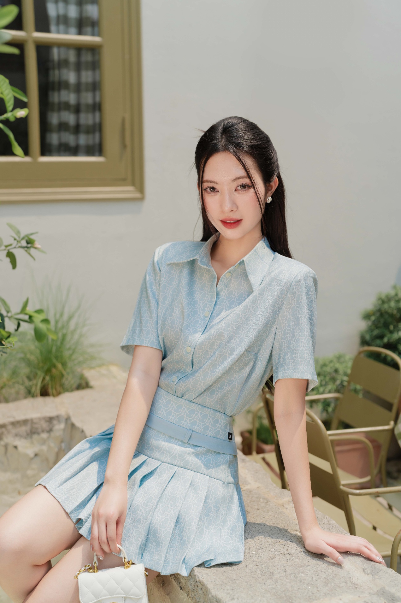 Mô tả Sét áo sơ mi cổ đức hoạ tiết monogram 2S08.2402K ngắn tay kèm cavat thêu chữ mix cùng chân váy xếp ly 4S09.2401K - 3
