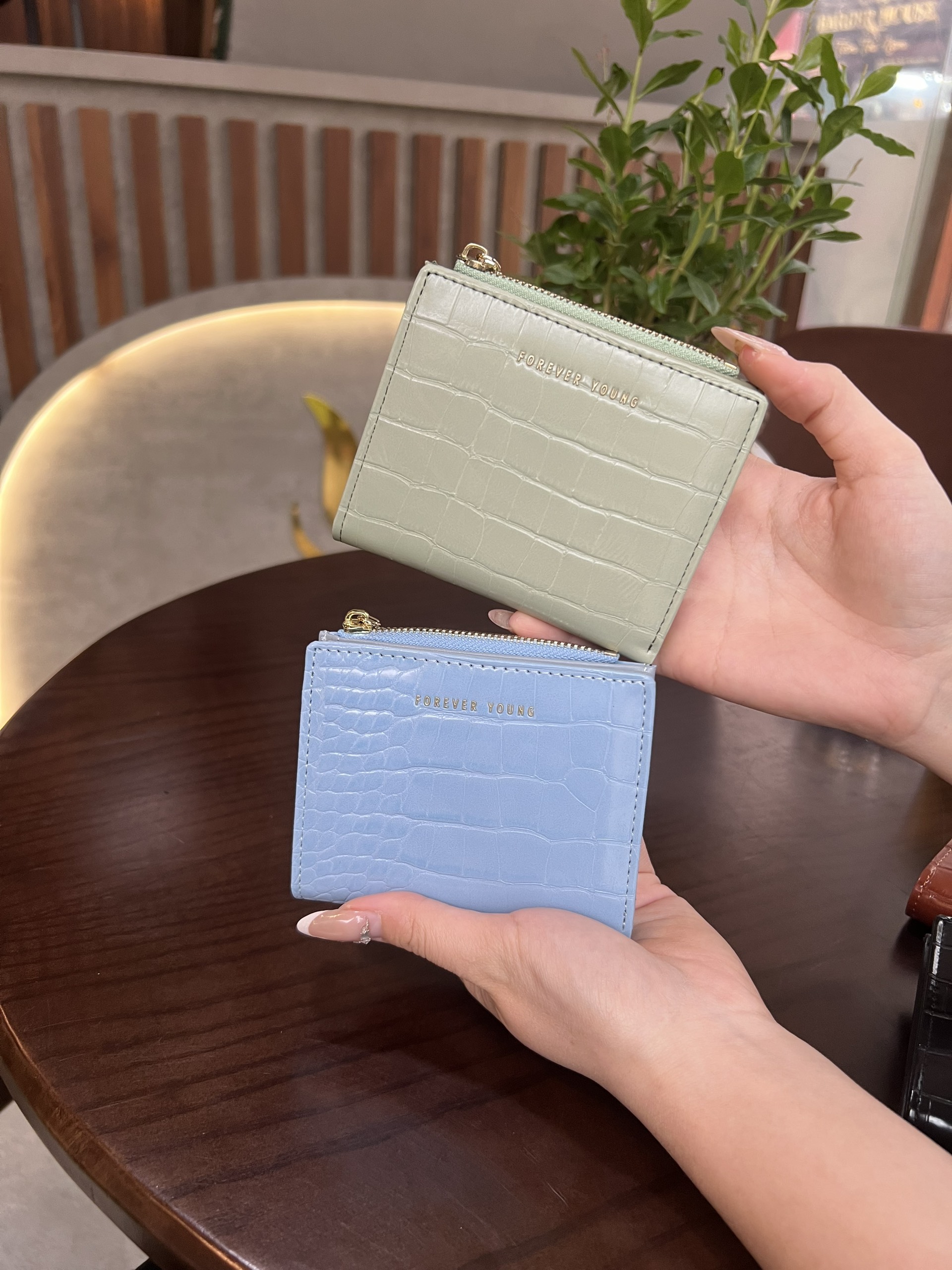 Mô tả Ví Nữ Mini Cầm Tay PERFECT FOR YOU Đựng Tiền Nhiều Ngăn Vân Ra Rắn Cao Cấp Cực Đẹp Giá Rẻ PFY26 - 11