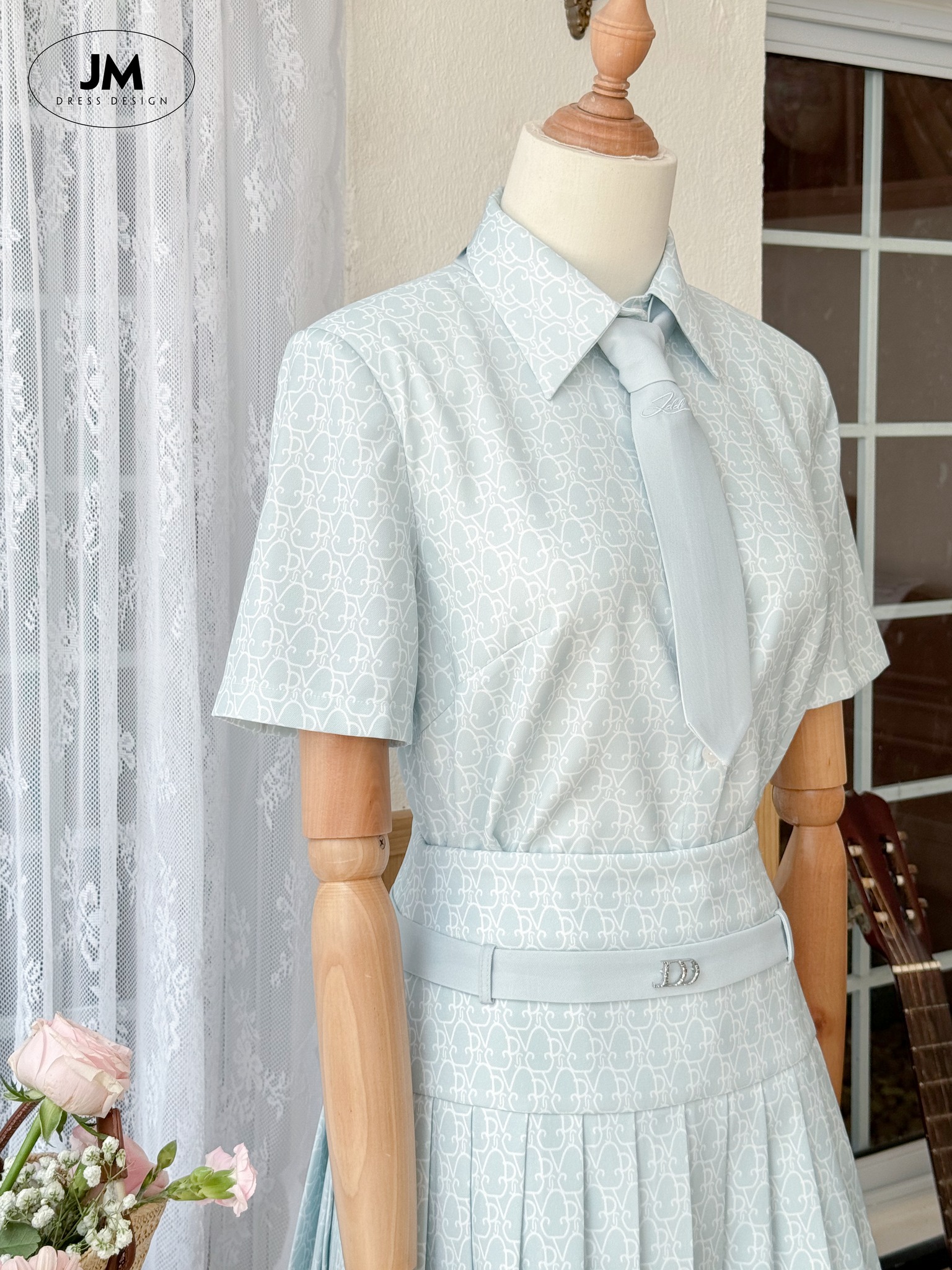 Mô tả Sét áo sơ mi cổ đức hoạ tiết monogram 2S08.2402K ngắn tay kèm cavat thêu chữ mix cùng chân váy xếp ly 4S09.2401K - 2