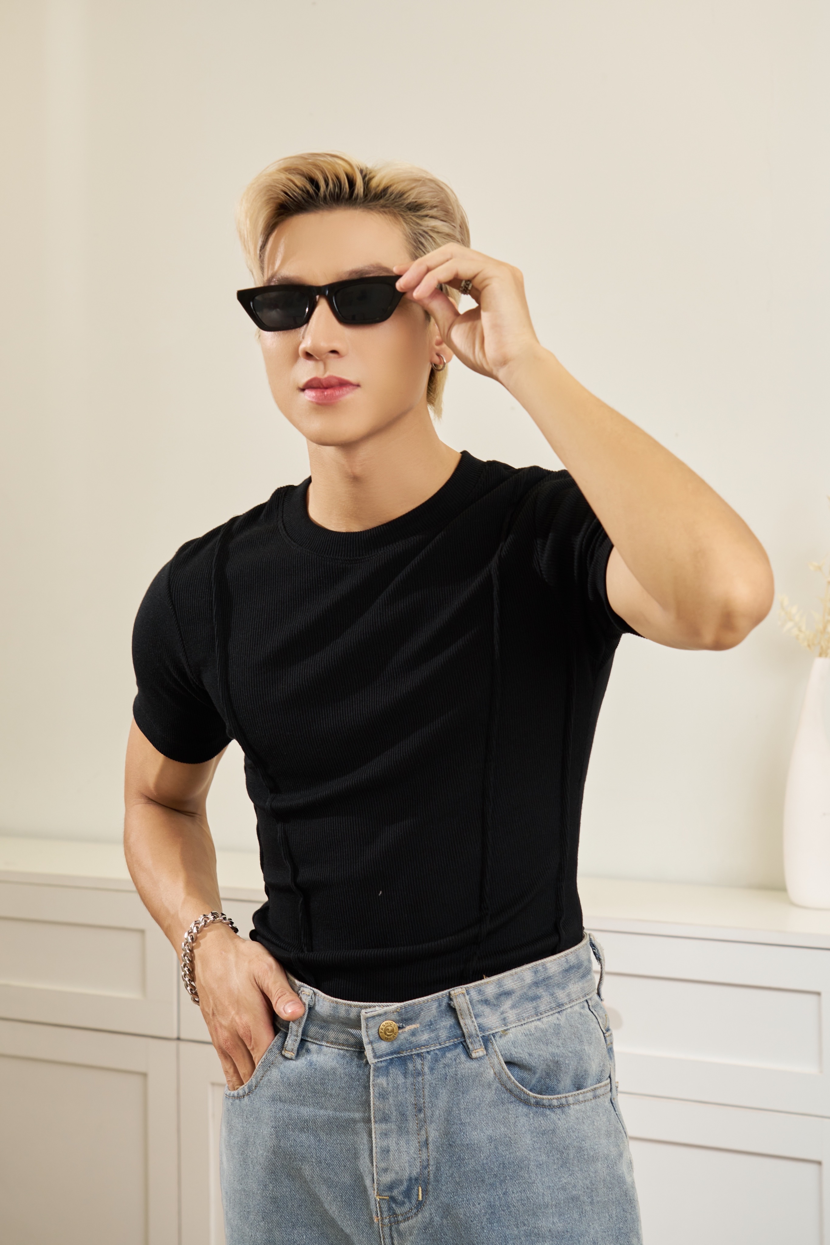 Mô tả Áo Thun Tay Ngắn Xếp Ly Cổ Tròn Thun Cotton Tăm Gân Form Body Thương Hiệu Mr Twins Menswear Top - 1
