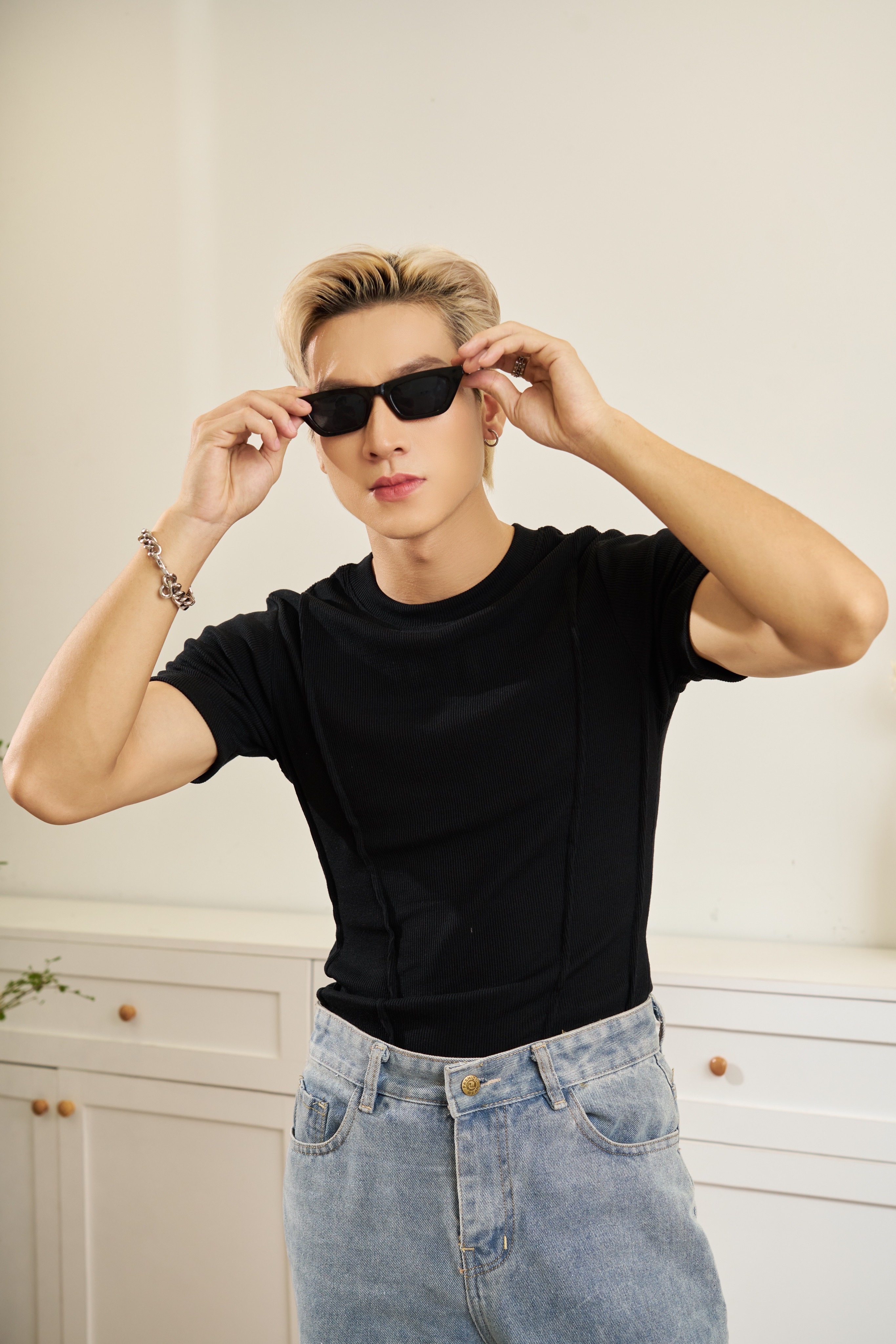 Mô tả Áo Thun Tay Ngắn Xếp Ly Cổ Tròn Thun Cotton Tăm Gân Form Body Thương Hiệu Mr Twins Menswear Top - 2