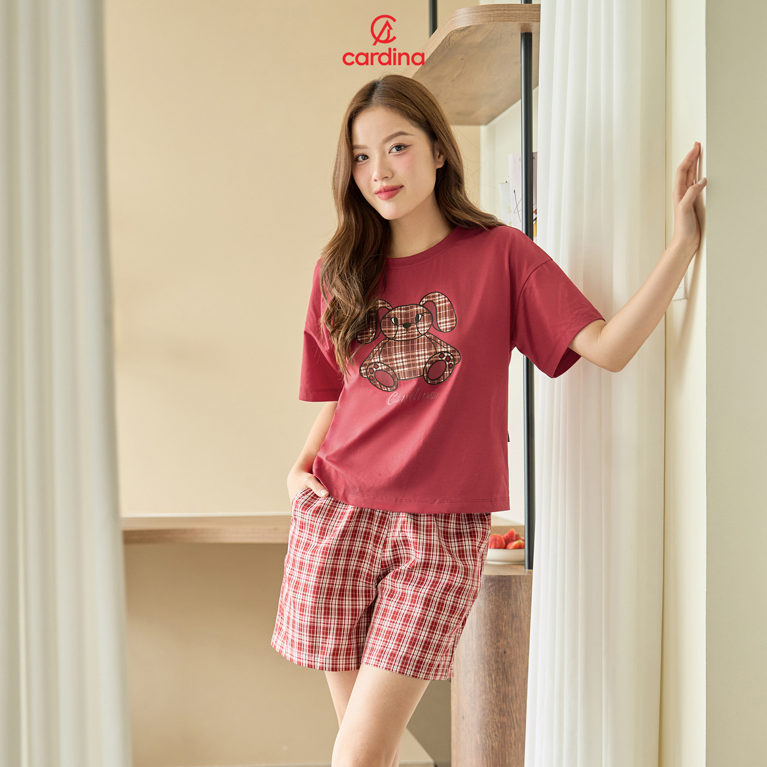 Mô tả Đồ bộ nữ CARDINA chất liệu cotton thoáng mát hình in nổi bật kế hợp quần thô kẻ trẻ trung 4BCF02 - 4