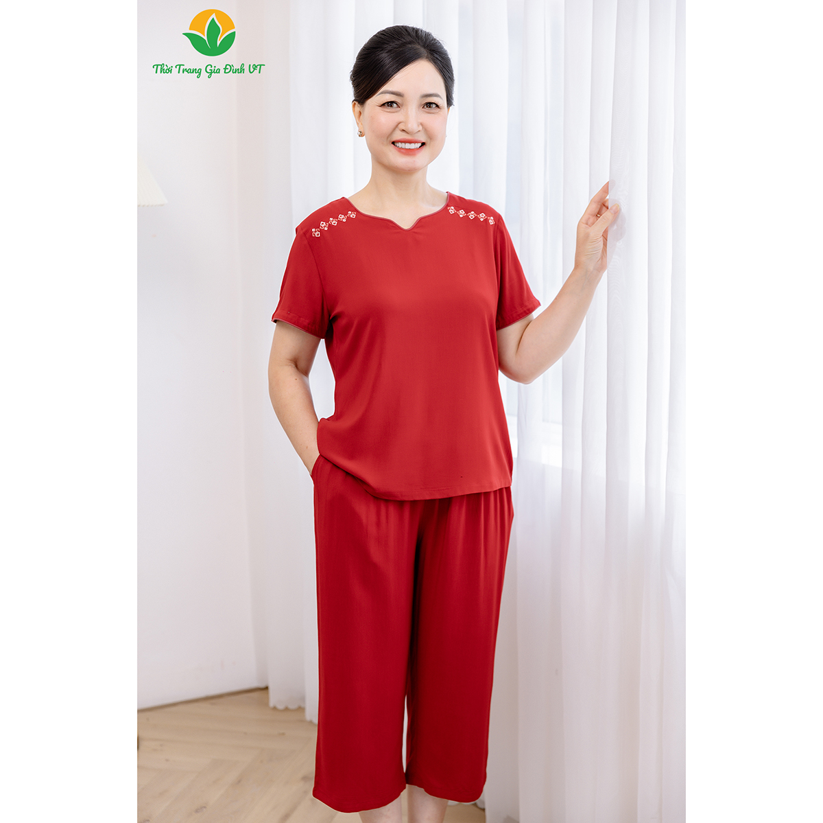 Mô tả Bộ lanh tole  trung niên quần lửng áo cộc tay cổ thêu vai thời trang Việt Thắng - B26.2408 - 5