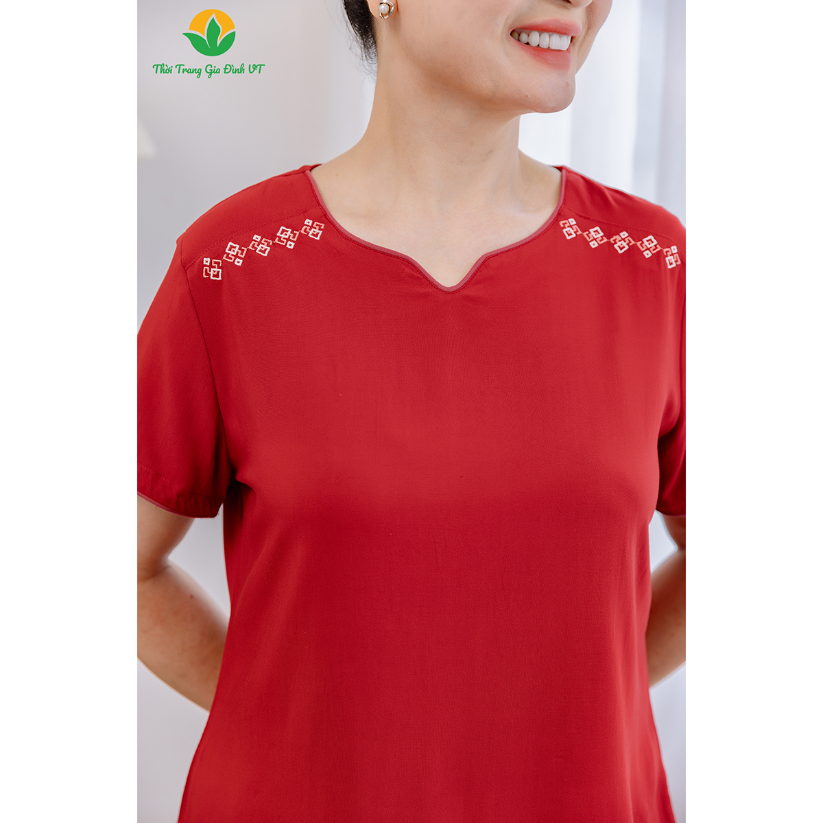 Mô tả Bộ lanh tole  trung niên quần lửng áo cộc tay cổ thêu vai thời trang Việt Thắng - B26.2408 - 6