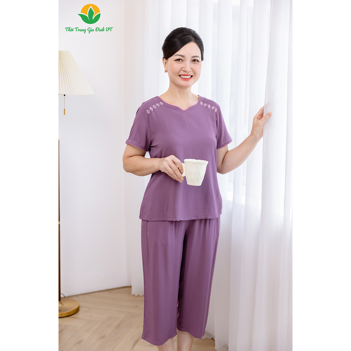 Mô tả Bộ lanh tole  trung niên quần lửng áo cộc tay cổ thêu vai thời trang Việt Thắng - B26.2408 - 7