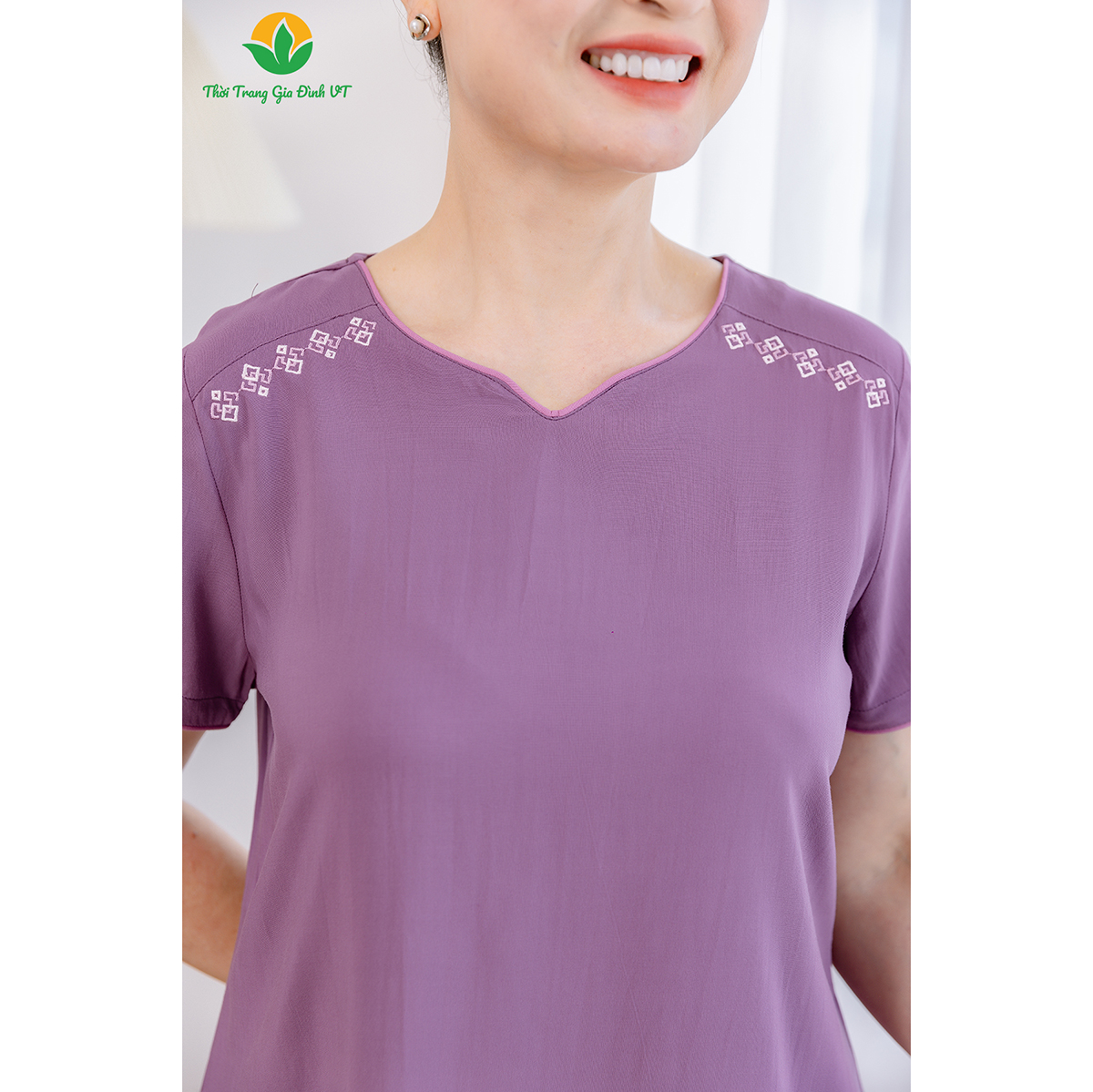 Mô tả Bộ lanh tole  trung niên quần lửng áo cộc tay cổ thêu vai thời trang Việt Thắng - B26.2408 - 8