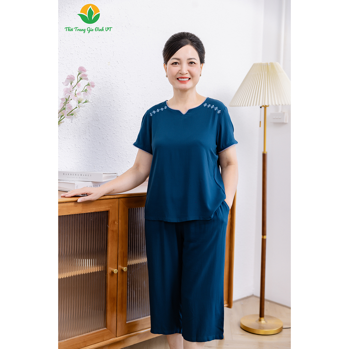 Mô tả Bộ lanh tole  trung niên quần lửng áo cộc tay cổ thêu vai thời trang Việt Thắng - B26.2408 - 3