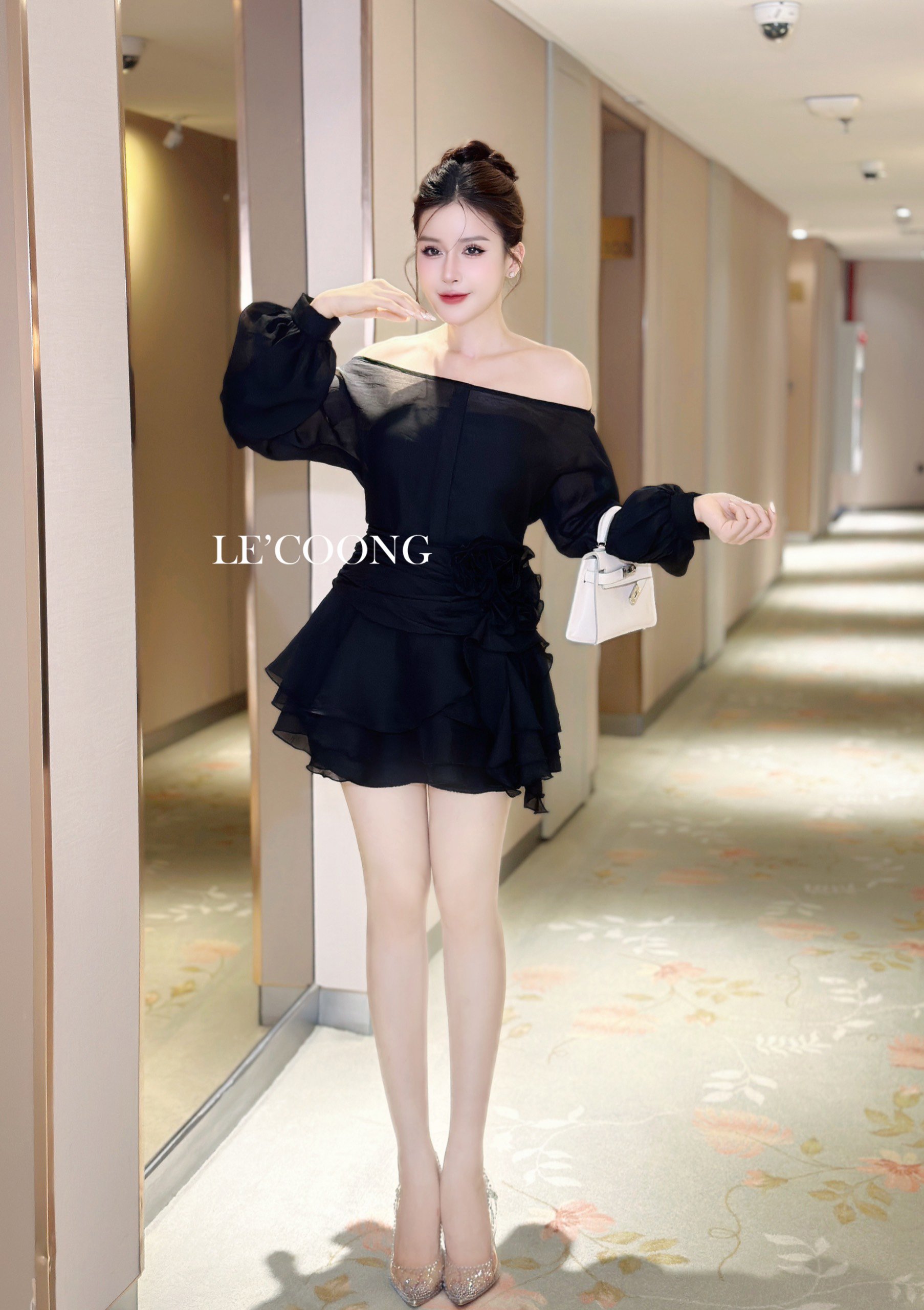Mô tả Set Áo Và Váy Đẹp Trễ Vai Dáng Ngắn LECOONG B132 Đầm Phối Hoa Tơ Màu Trắng Đen - 1