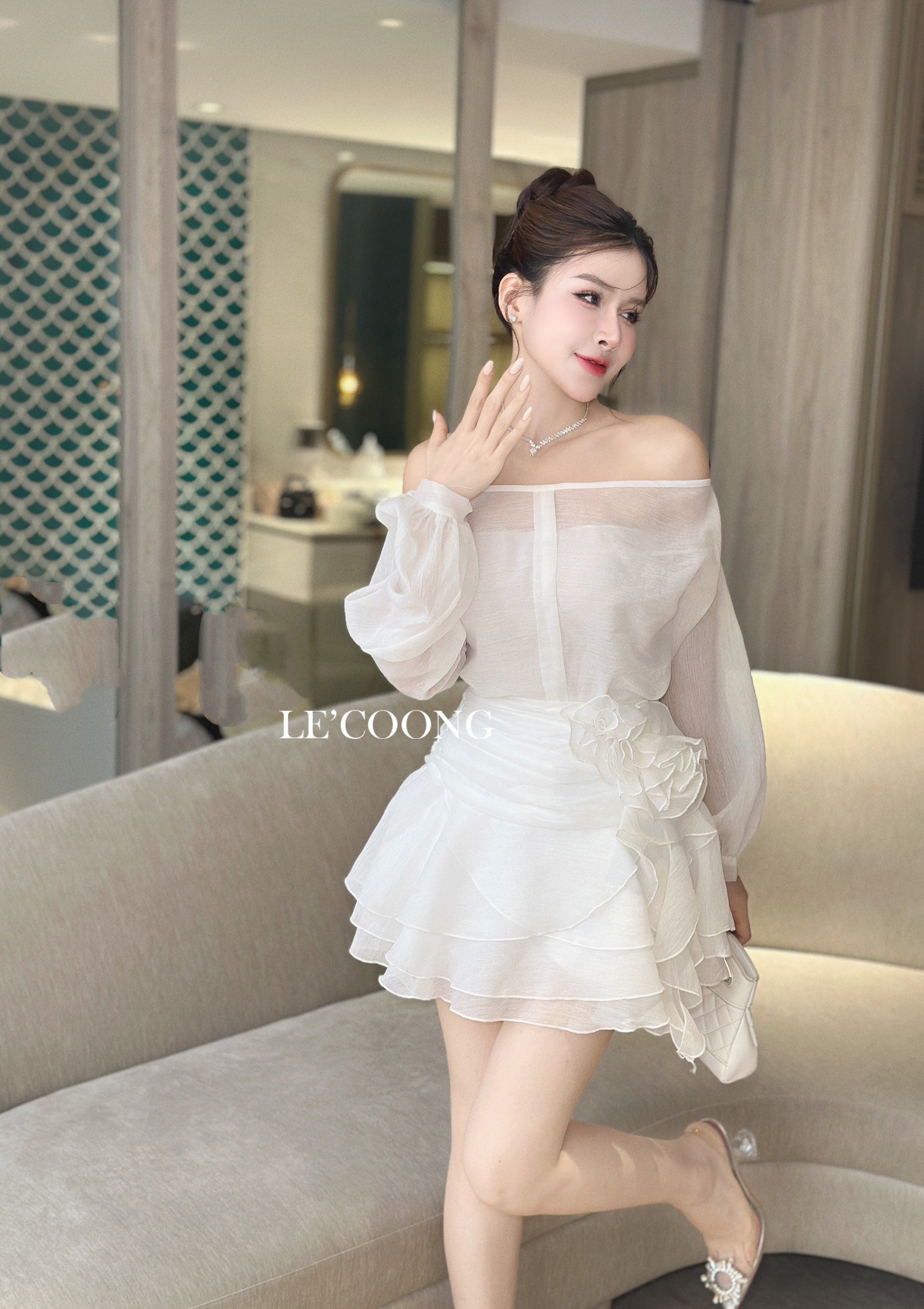 Mô tả Set Áo Và Váy Đẹp Trễ Vai Dáng Ngắn LECOONG B132 Đầm Phối Hoa Tơ Màu Trắng Đen - 3