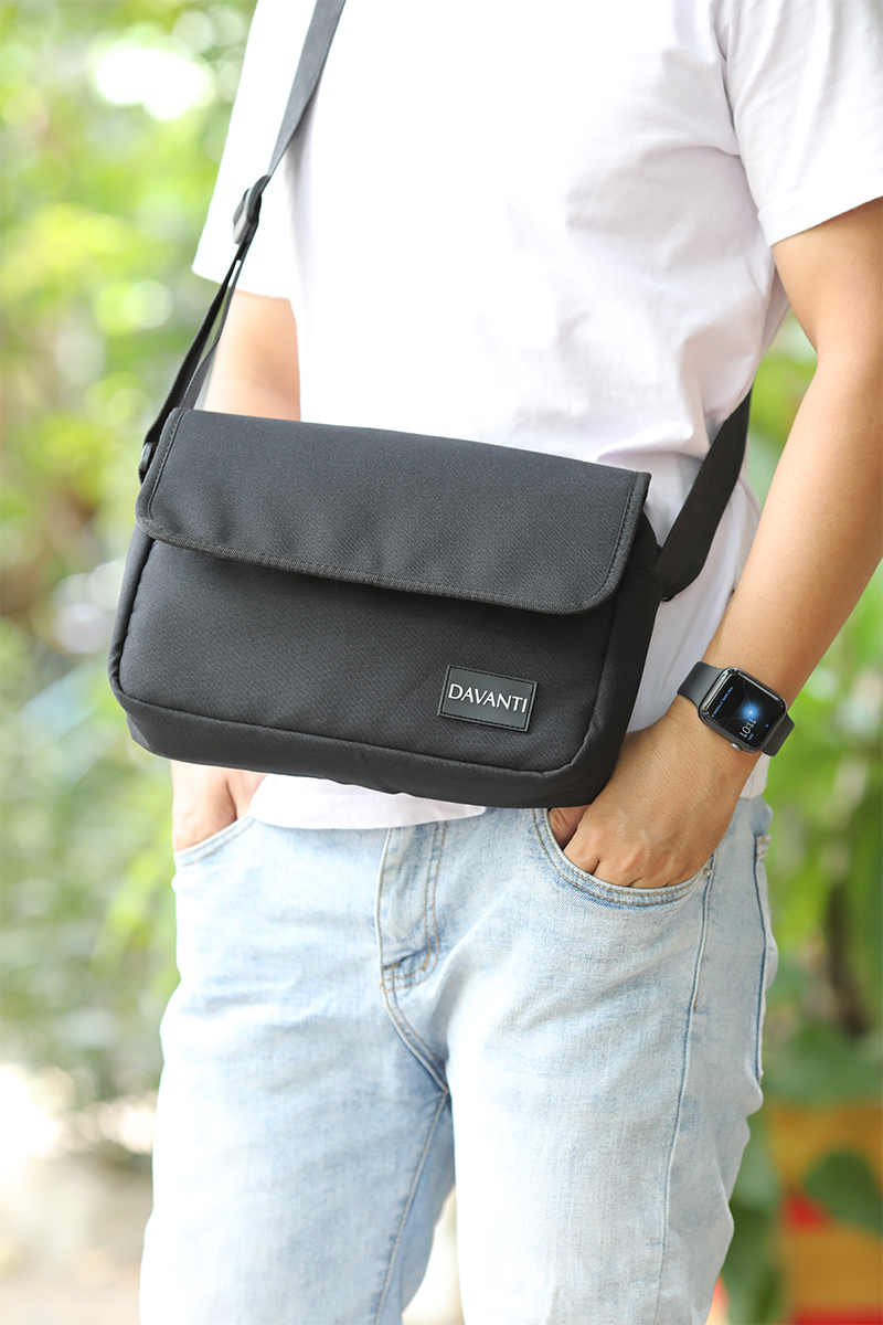 Túi Đeo Chéo Vải Canvas DAVANTI DV298 cận cảnh logo