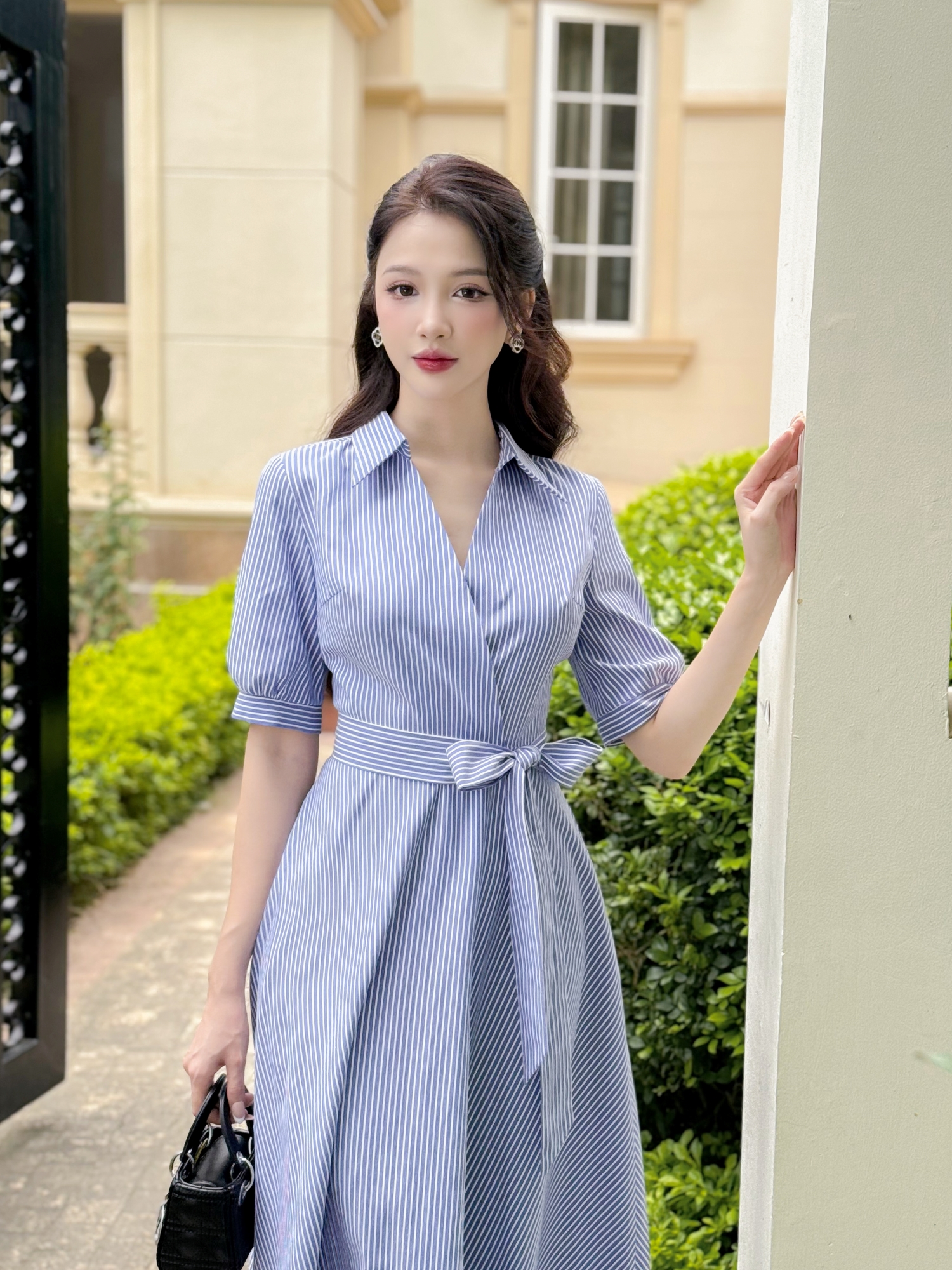 Mô tả Váy nữ dáng xòe cổ đức vạt chéo chất thô kẻ màu xanh thắt nơ eo cách điệu YAME YV381 - 1