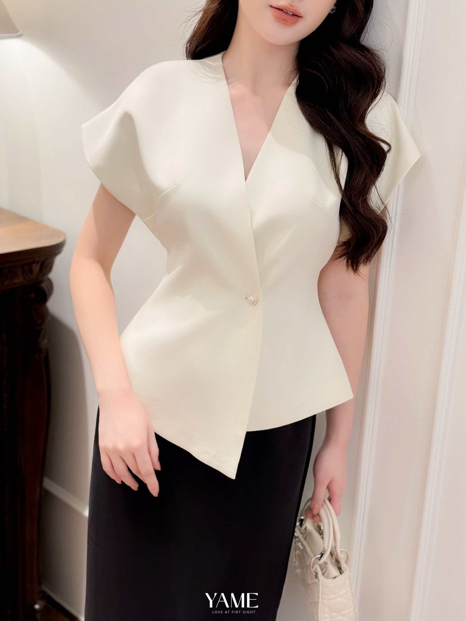 Mô tả Áo nữ dáng peplum cổ V vạt lệch tay chờm vai nhiều màu đính cúc ngọc YAME AA182 - 1
