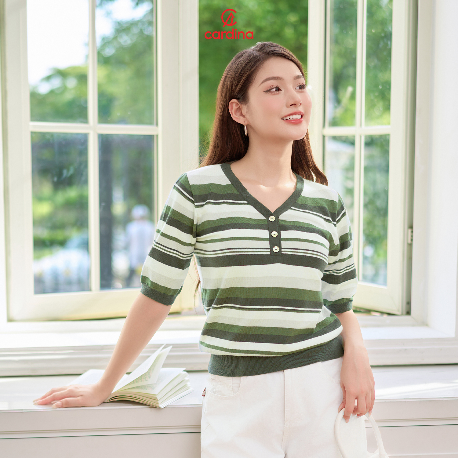 Mô tả Áo thun nữ CARDINA chất liệu len lông thỏ thiết kế cổ V màu sắc nổi bật hiện đại trẻ trung 4ALL02 - 2