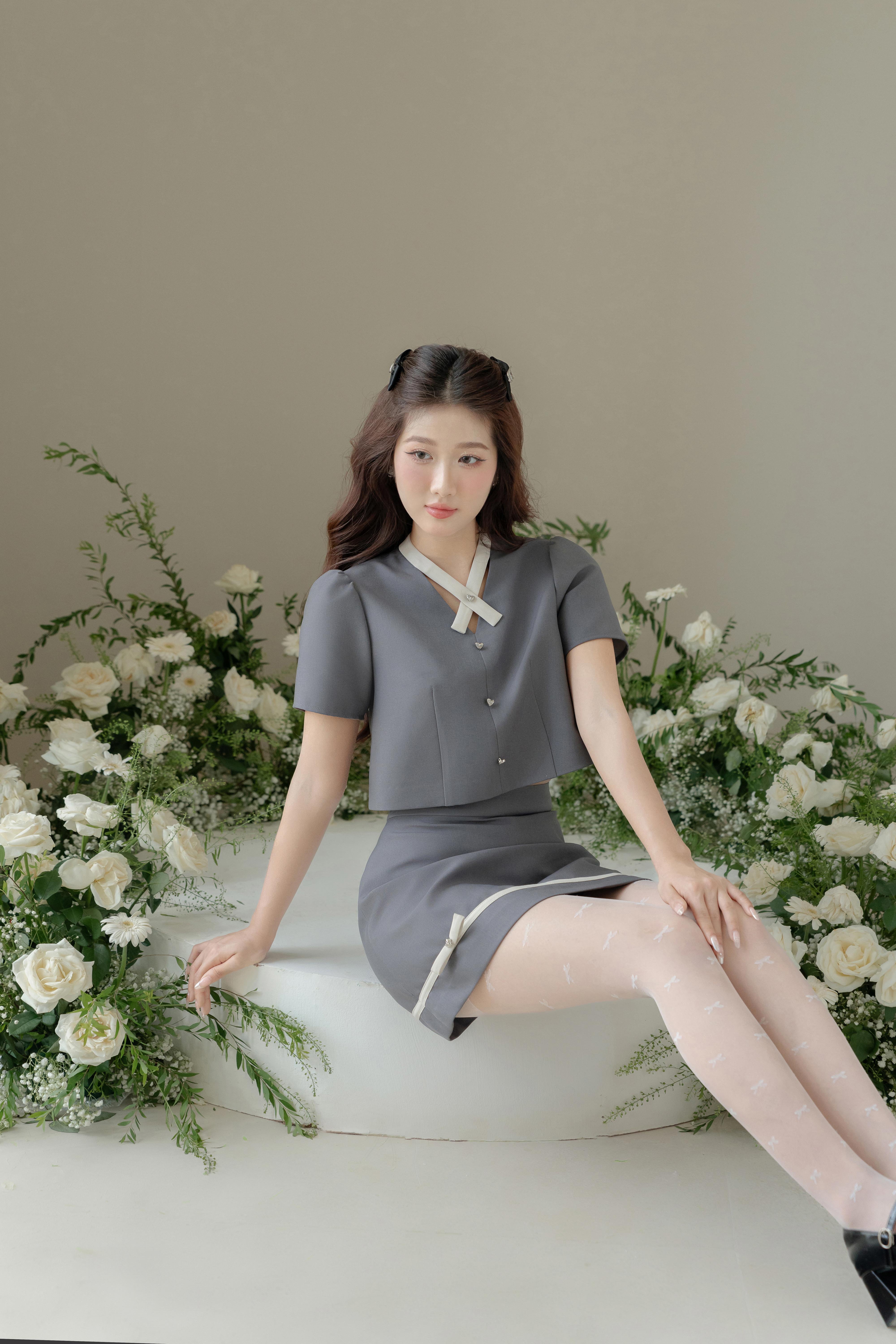 Mô tả Set đồ áo tay bồng cách điệu cổ 2T49.2407K, chân váy A đè dây gấu 4S26.2407K thiết kế bởi JM Dress Design - 1