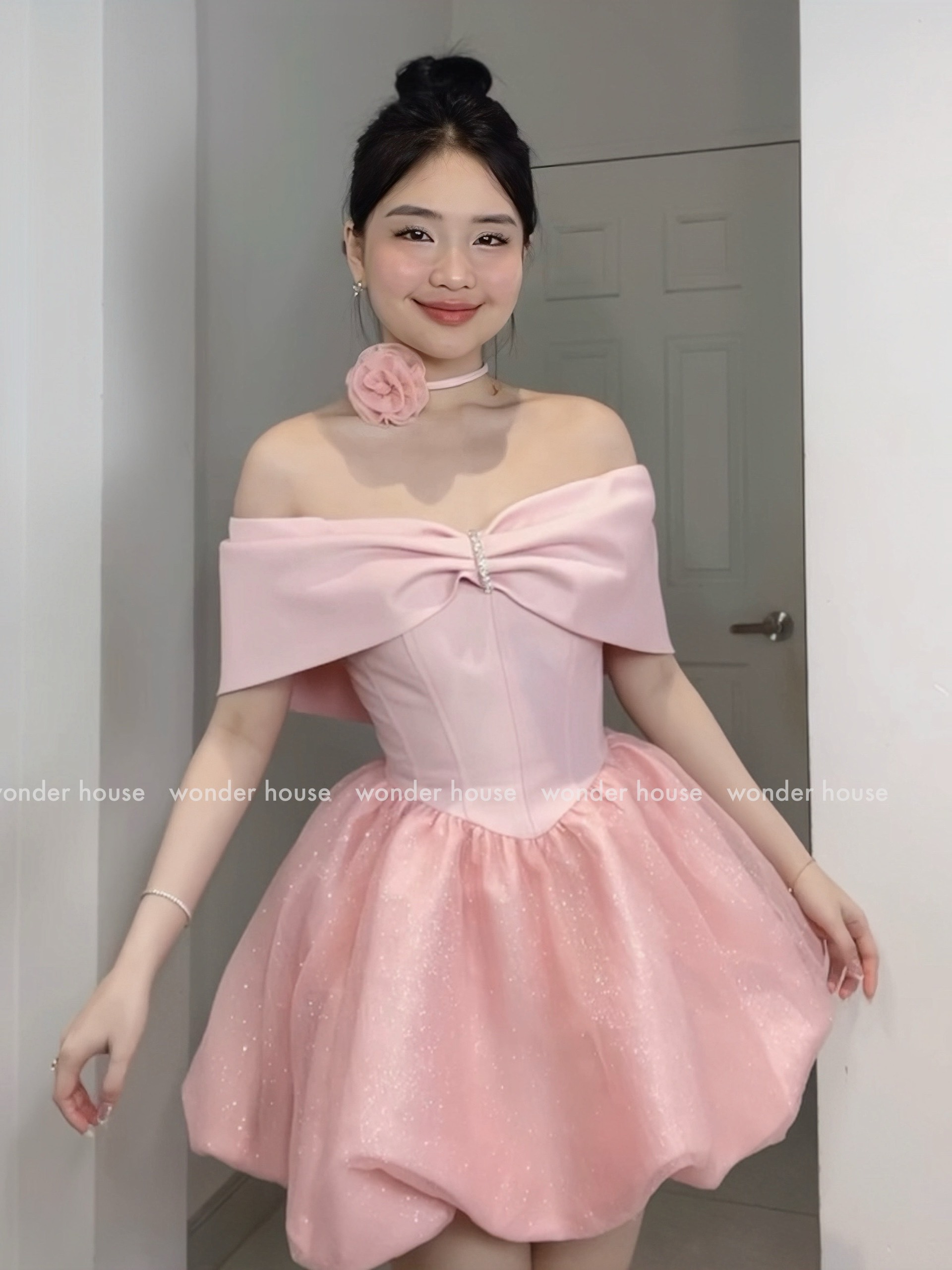 Mô tả Larose Dress Wonderhouse Đầm trễ vai dáng bí chất vải dày dặn phối vải tơ kim tuyết lấp lánh dự tiệc sang trọng - 1