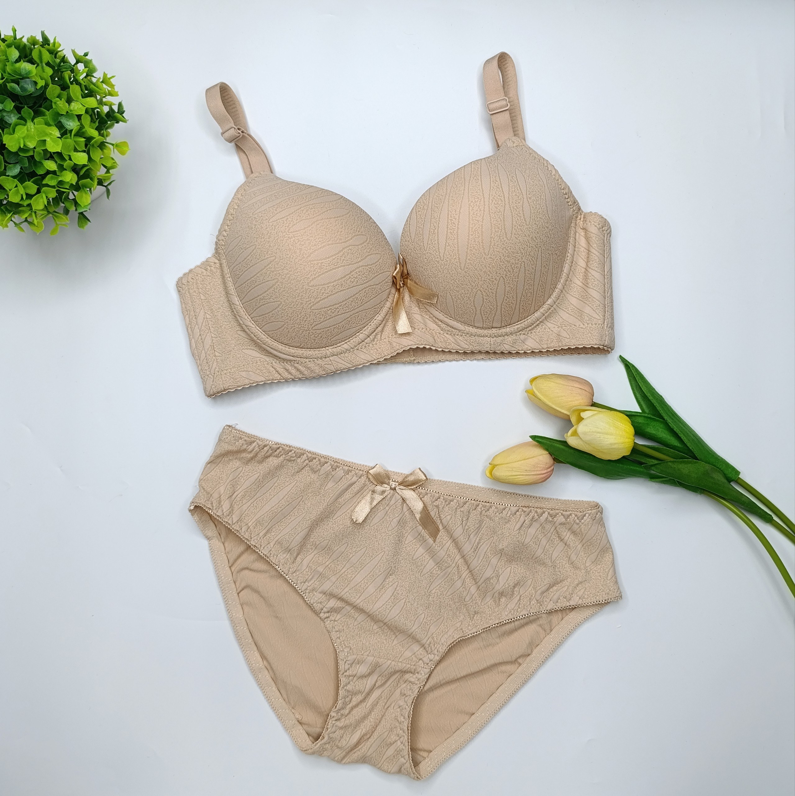 Mô tả Bộ đồ lót Vicci BV.17 mút mỏng, có gọng, cúp quả sâu ôm nâng ngực vừa và lớn, bản lưng to 3 móc cài - 4