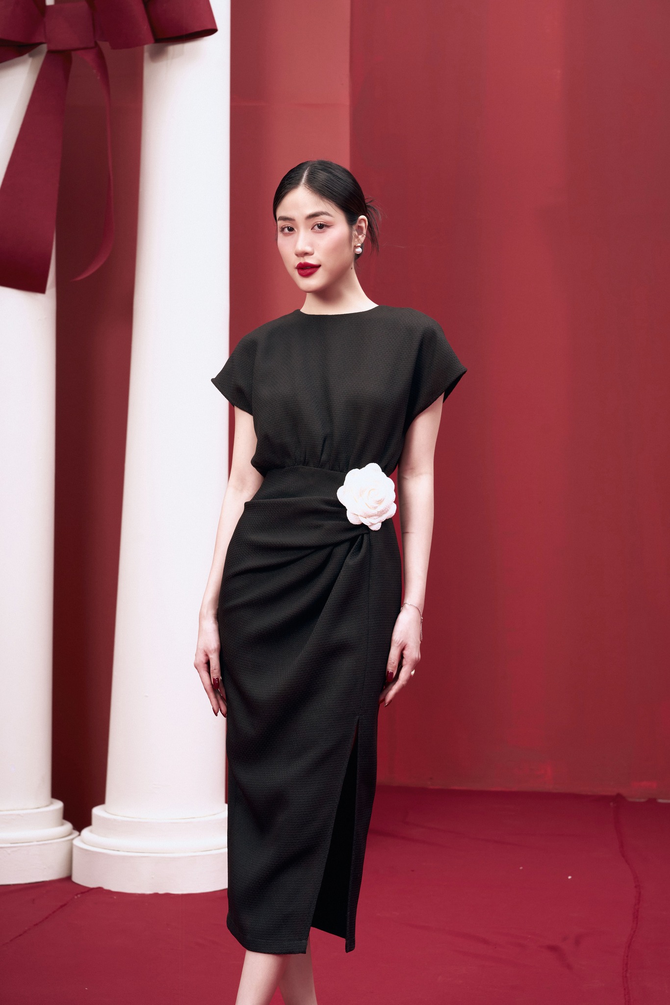Mô tả RẬP - Đầm Đen Cổ Tròn Tay Lỡ Cài Hoa Eo Nhún Thân Xẻ - XMAS 03 - 1