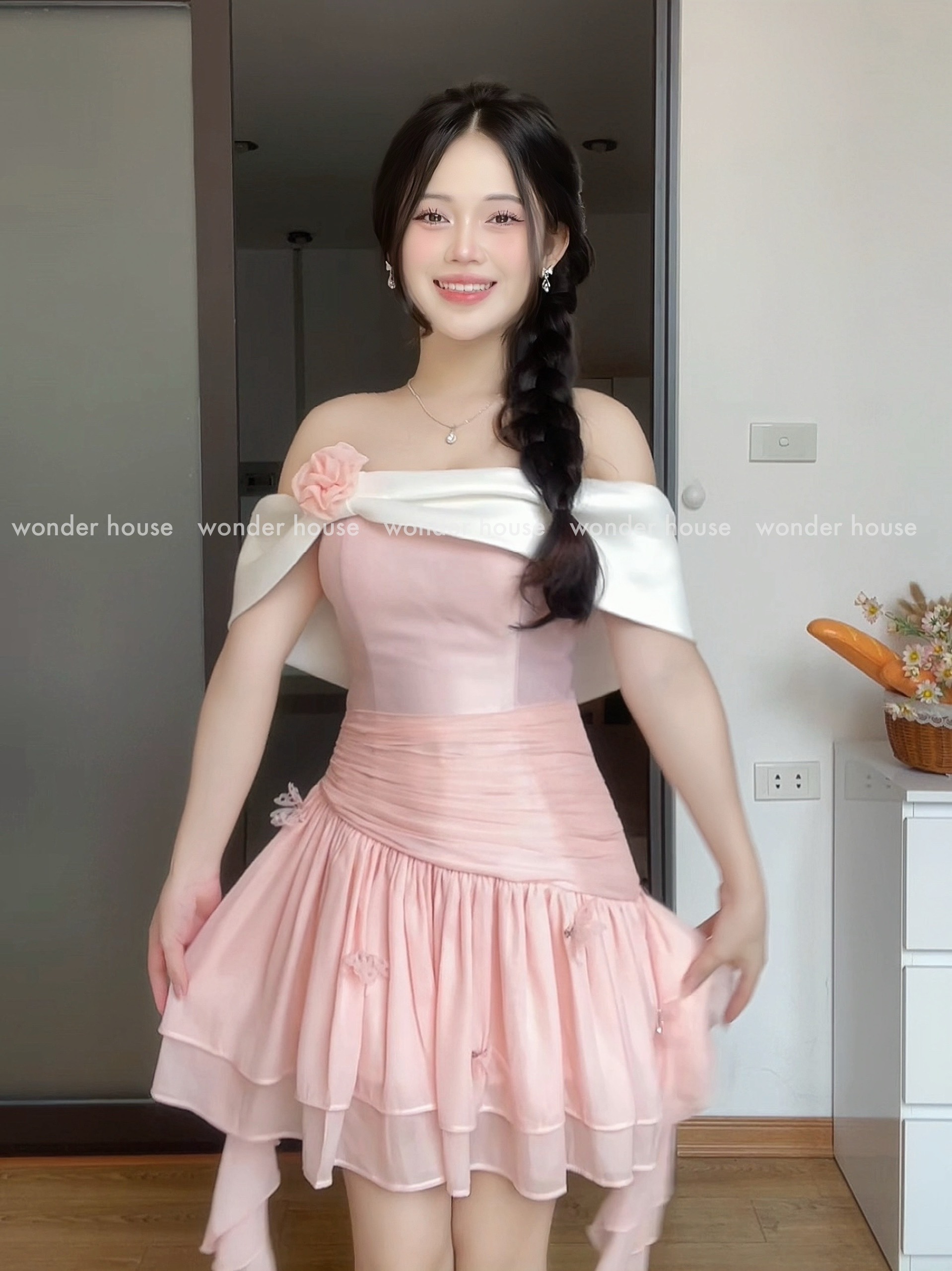 Mô tả Wonderhouse Suri Dress Đầm trễ vai phối trắng xếp ly dự tiệc dạo phố nữ tính - 3