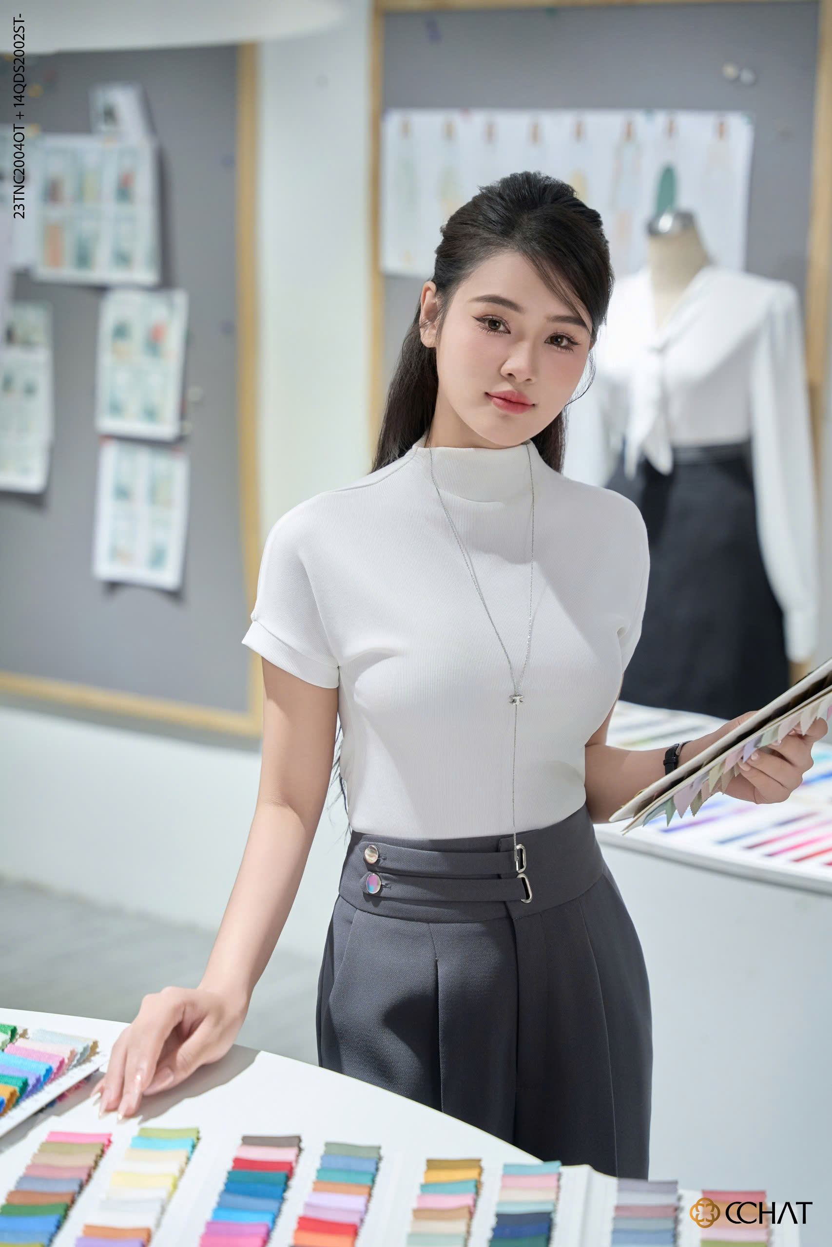 Mô tả Áo Thun 𝐂𝐂𝐇𝐀𝐓 Kiểu Bổ Lưng Sau Dáng Ôm Chất Vải Mềm Mịn Co Giãn 4 chiều 23TNC2004OT - 2