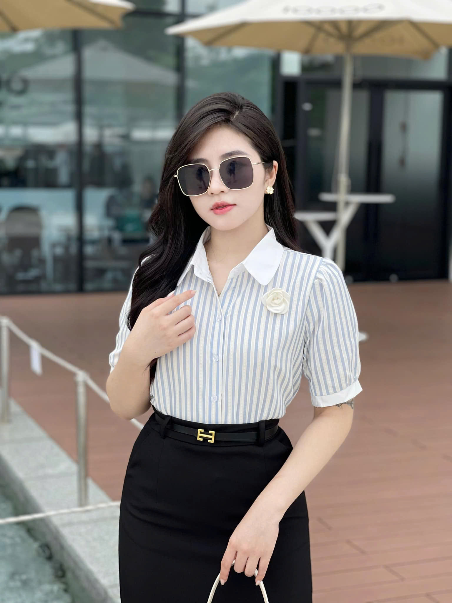 Mô tả Áo sơ mi nữ kẻ ngắn tay cổ đức cài hoa  chất vải nhập Hàn Evalover - 2