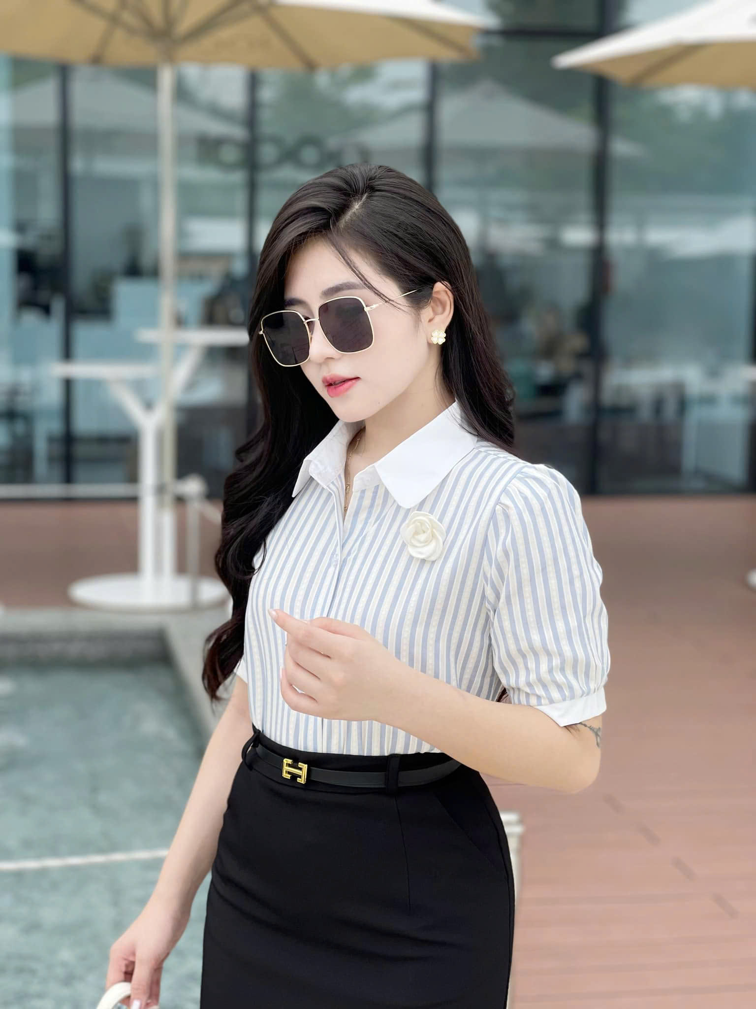 Mô tả Áo sơ mi nữ kẻ ngắn tay cổ đức cài hoa  chất vải nhập Hàn Evalover - 1