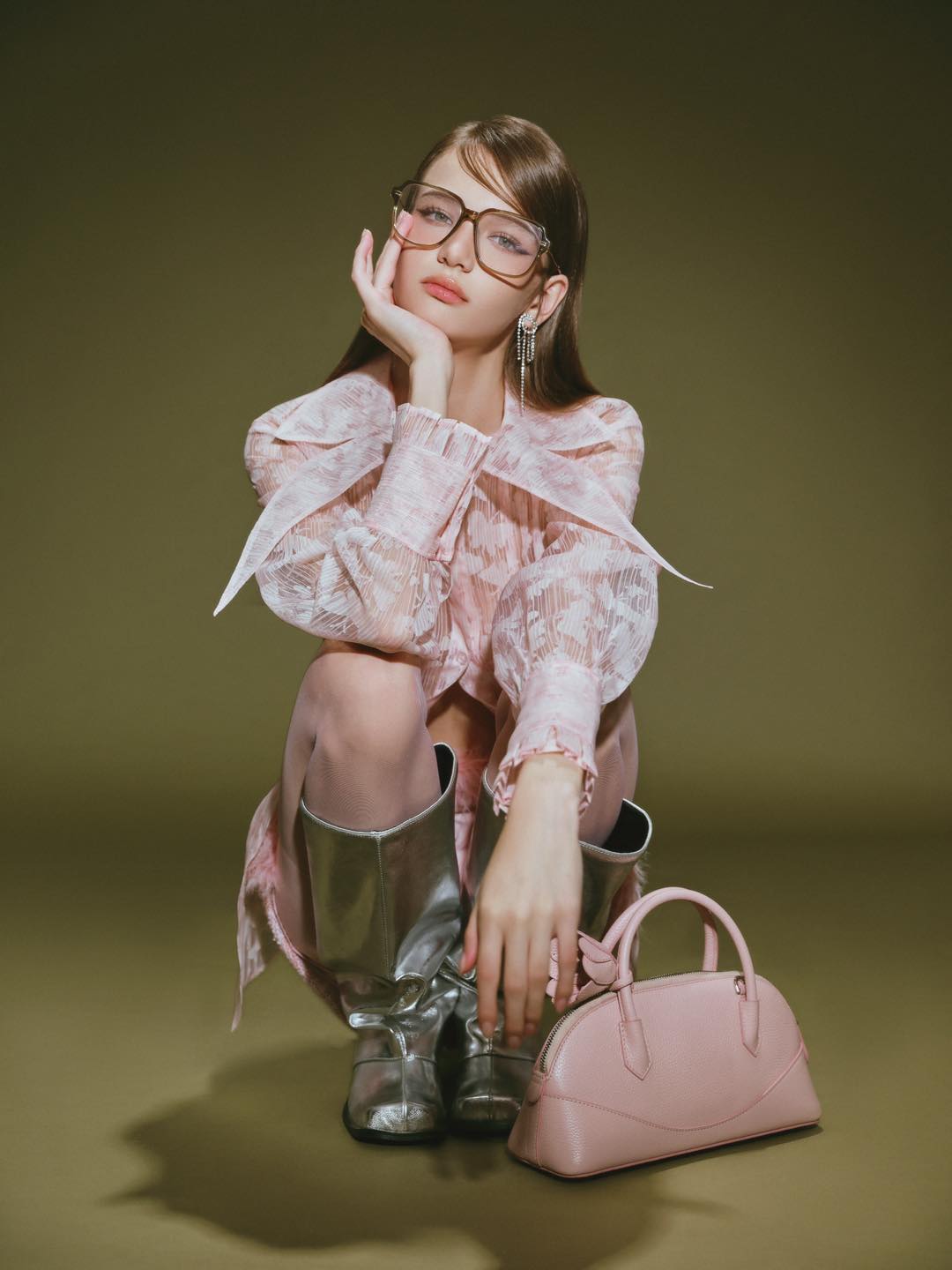 Mô tả DEAR JOSÉ - Áo sơ mi cổ cánh hồ điệp vải organza hồng - Mothra - 2