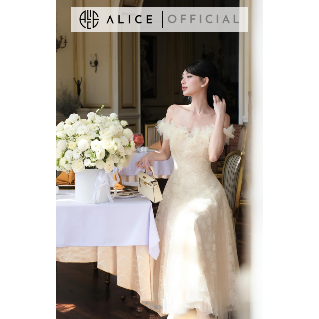 Người mẫu mặc váy ren ALICE V1244