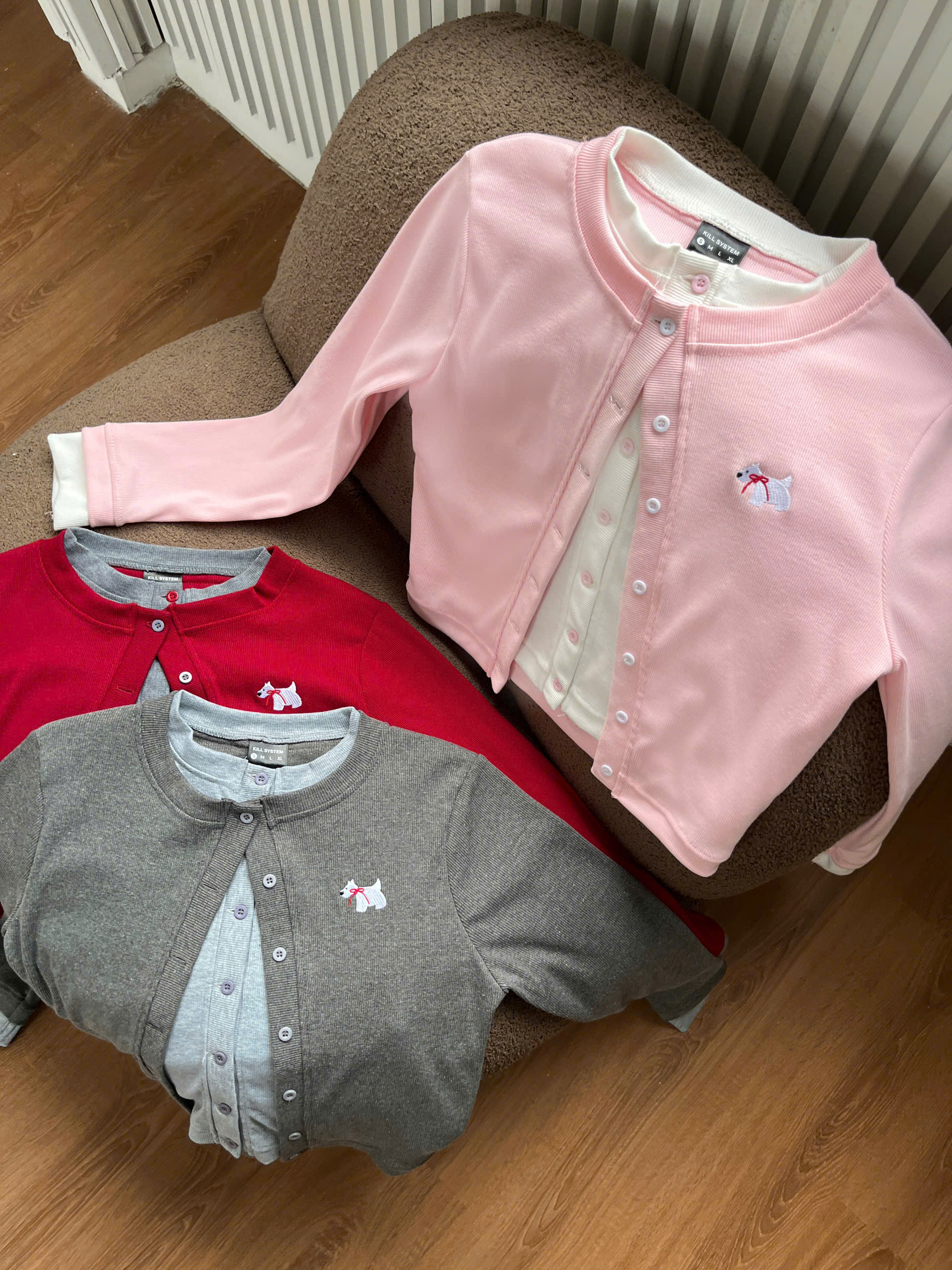 Mô tả 𝐊𝐈𝐋𝐋 𝐒𝐘𝐒𝐓𝐄𝐌 - Áo cardigan phối layer hai màu thun gân WESTIE hình thêu cún con - 3