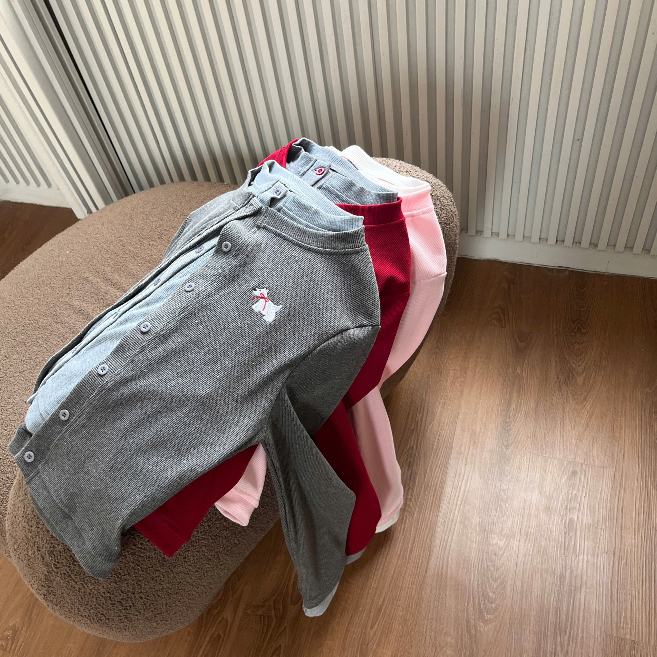 Mô tả 𝐊𝐈𝐋𝐋 𝐒𝐘𝐒𝐓𝐄𝐌 - Áo cardigan phối layer hai màu thun gân WESTIE hình thêu cún con - 4