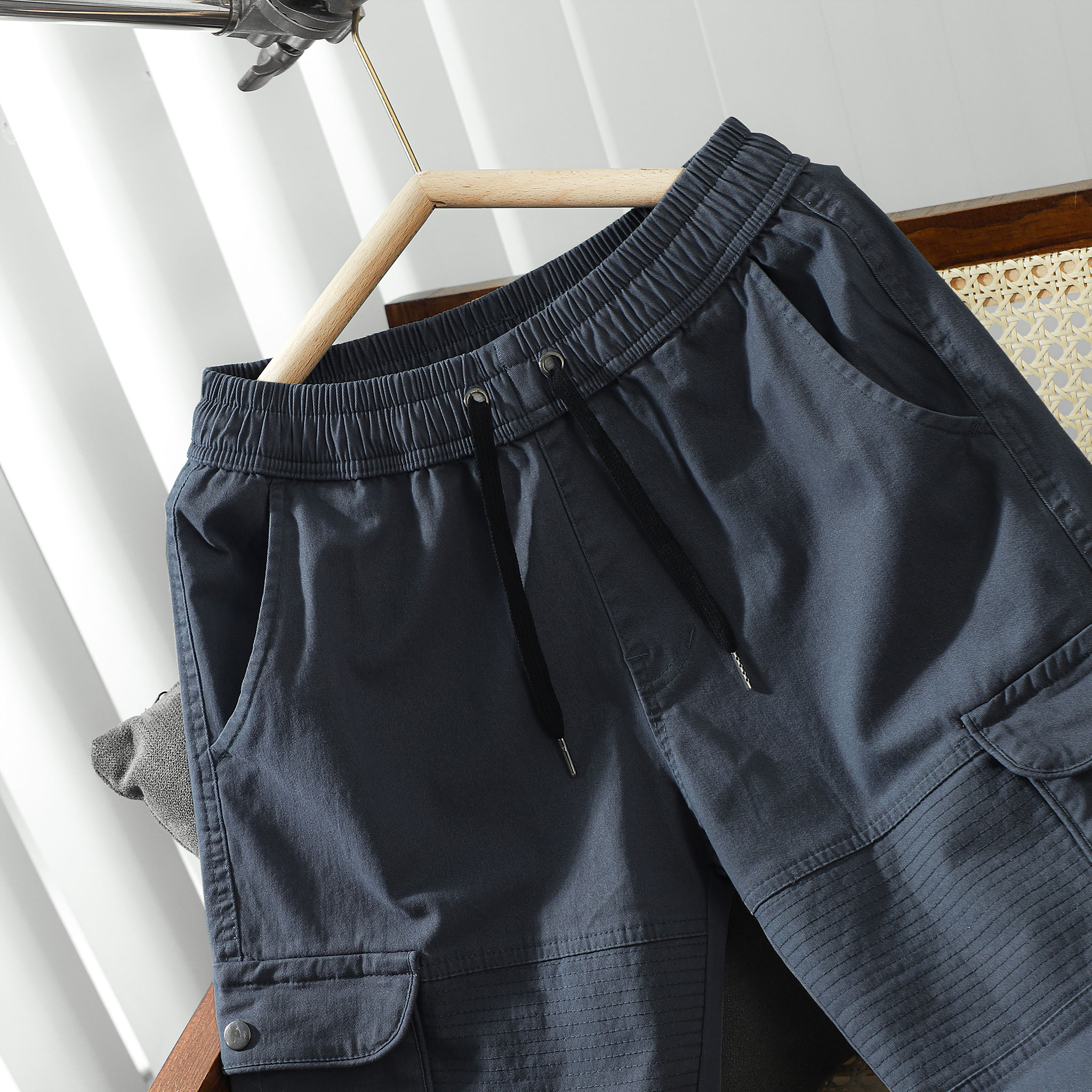 Mô tả Quần Jogger Kaki Túi Hộp Nam MK CLEVER, vải Kaki co giãn lên form chuẩn đẹp, dáng jogger túi hộp khỏe khoắn, nam tính - 2