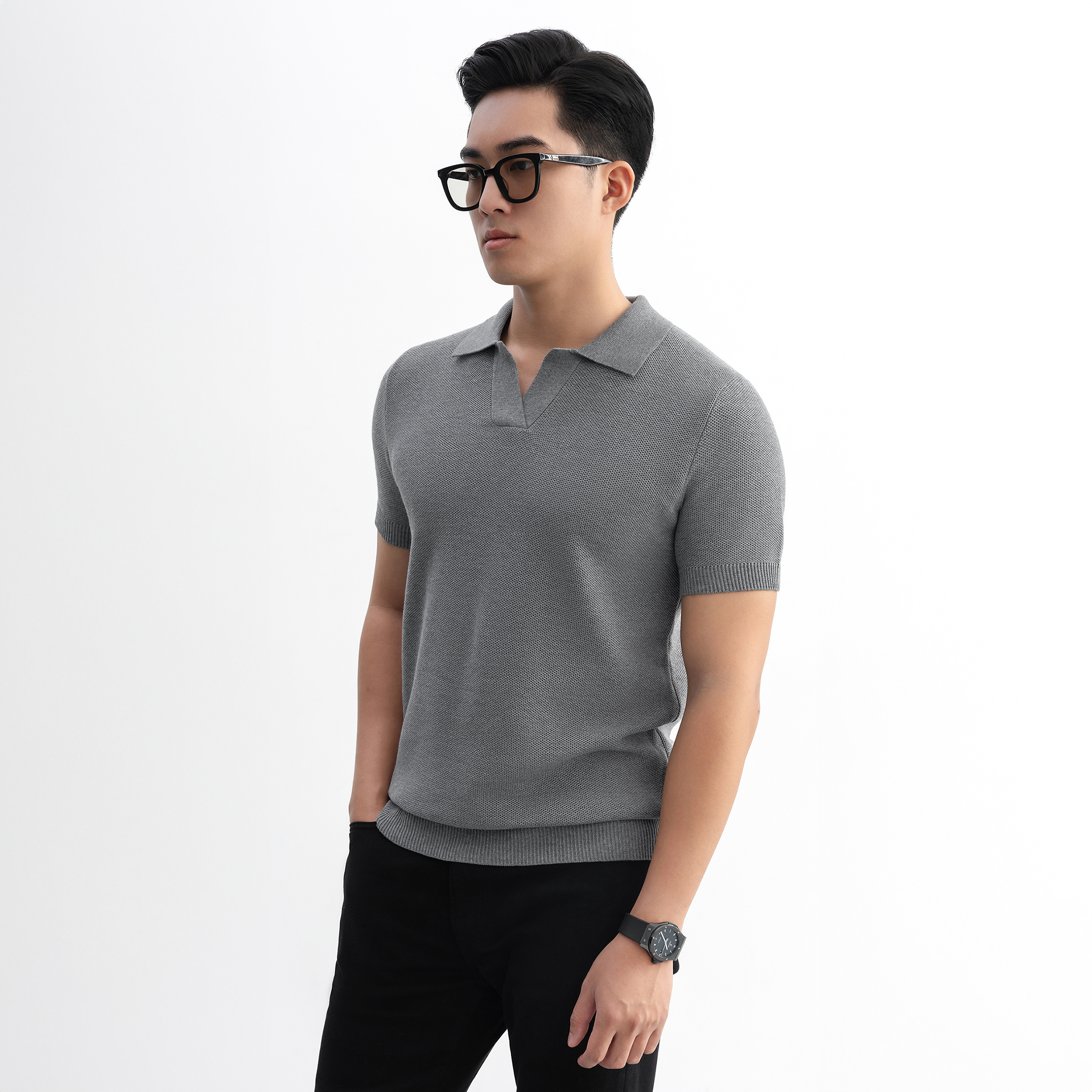 Mô tả Áo polo LEN DỆT KIM nam V-neck Knit vải dệt tổ ong phối màu neutral thanh lịch LEEVUS APL335 - 2