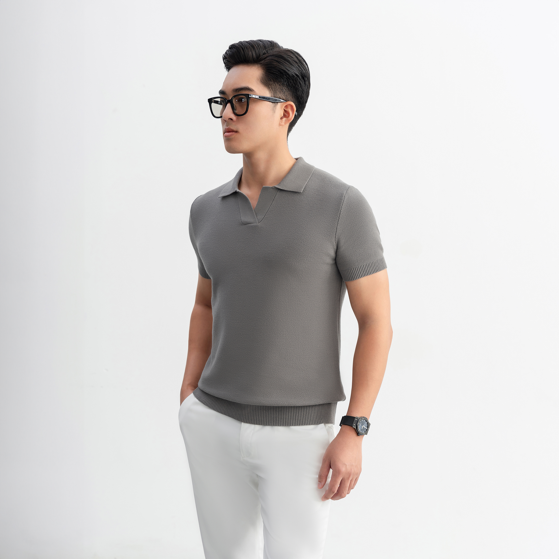 Mô tả Áo polo LEN DỆT KIM nam V-neck Knit vải dệt tổ ong phối màu neutral thanh lịch LEEVUS APL335 - 5