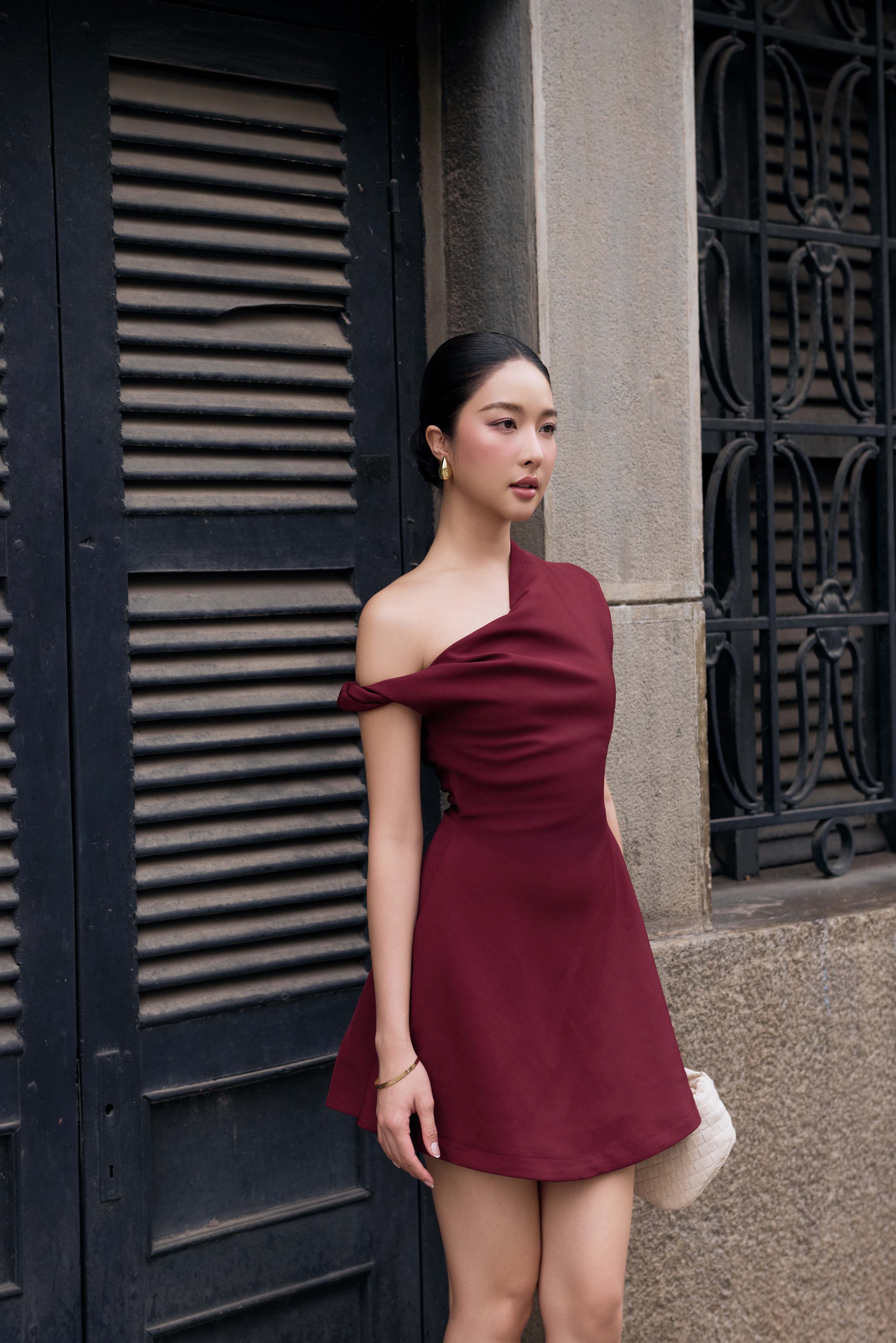 Mô tả RECHIC Đầm ngắn Eryk lệch vai chiết eo dáng xòe sang trọng thanh lịch nữ tính - 8