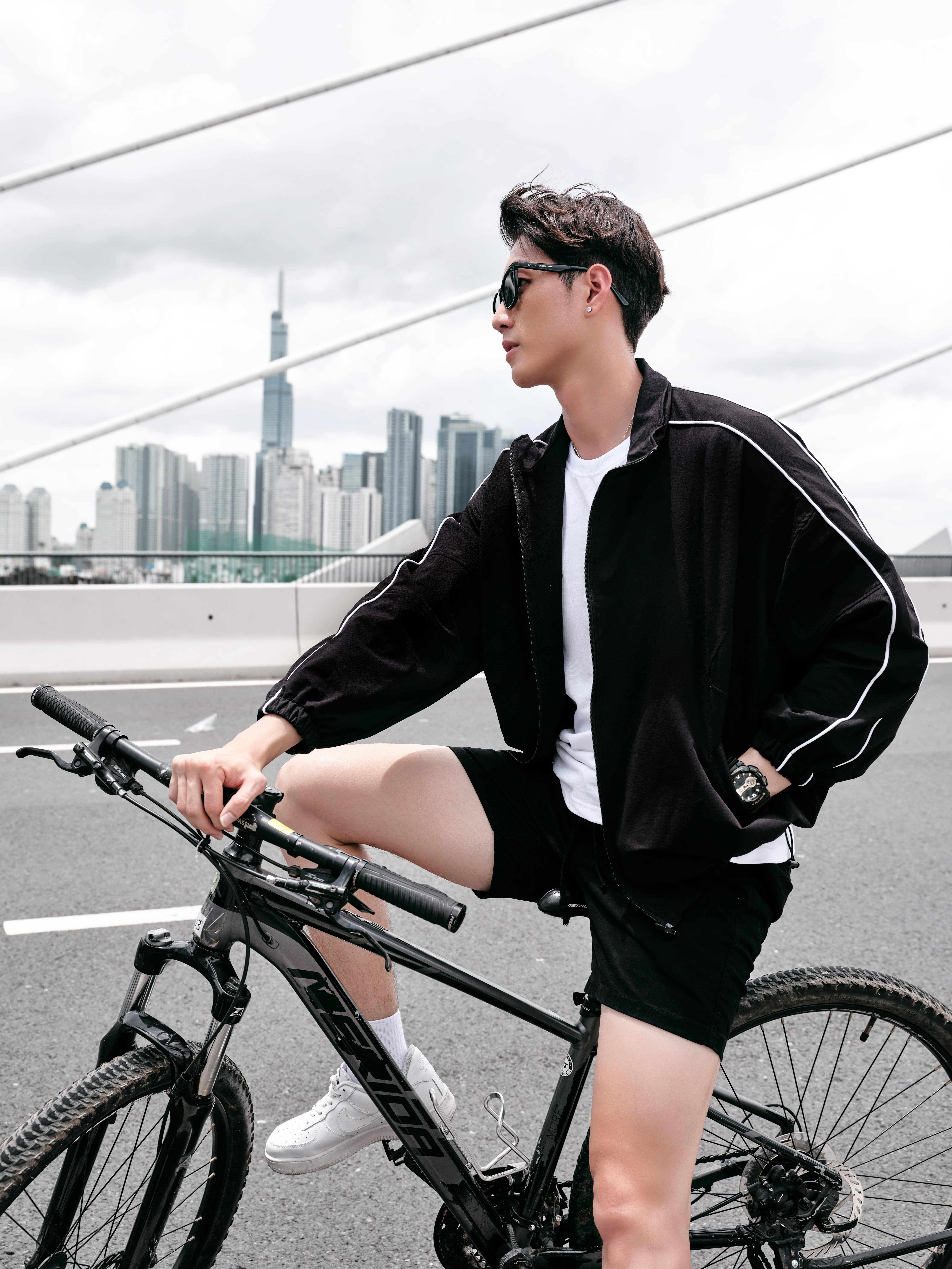 Mô tả Áo khoác nam VARIANTS vải dù nhám co giãn, trượt nước, form crop trẻ trung, năng động - HUSSIO - 11