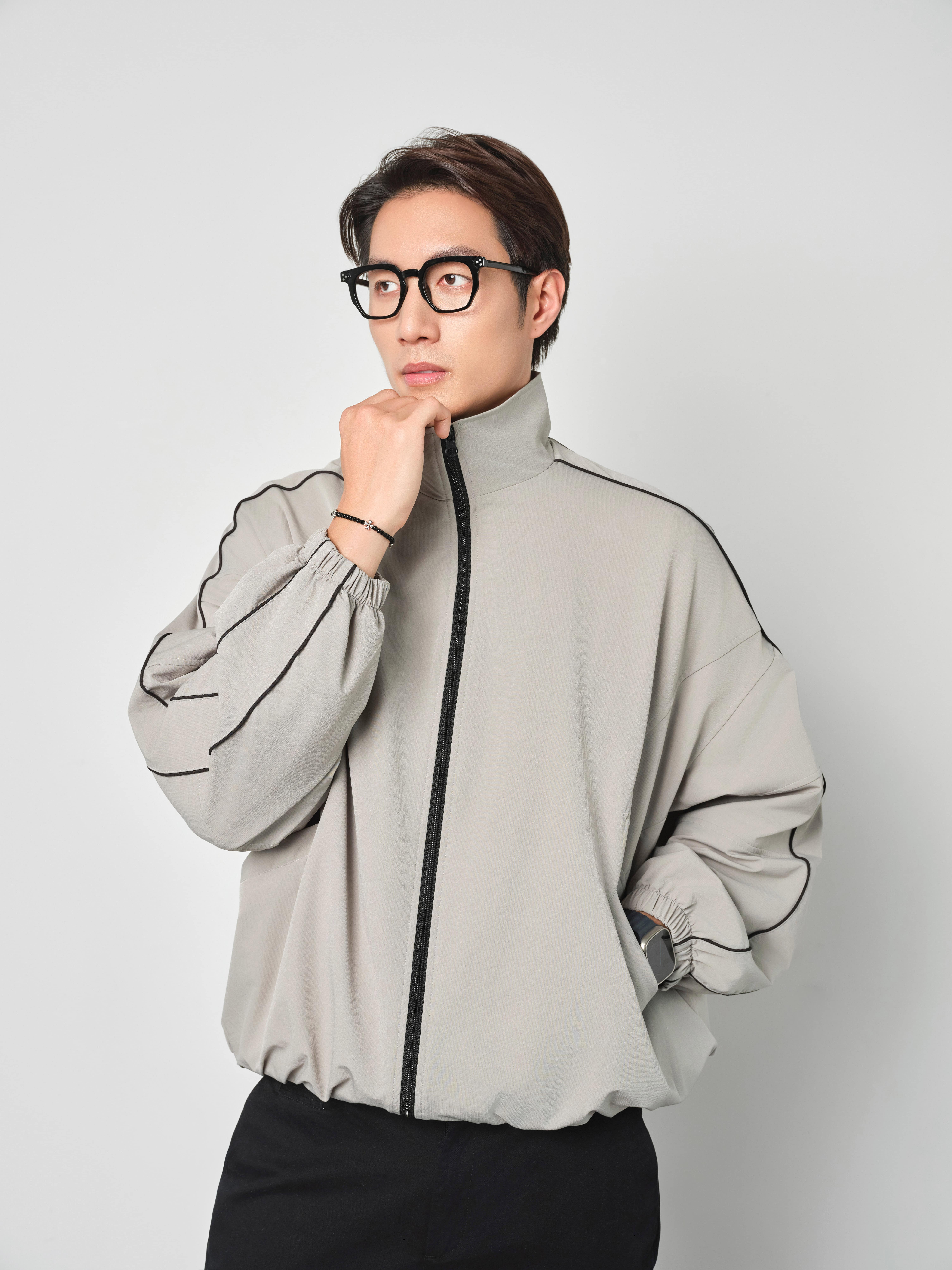 Mô tả Áo khoác nam VARIANTS vải dù nhám co giãn, trượt nước, form crop trẻ trung, năng động - HUSSIO - 10