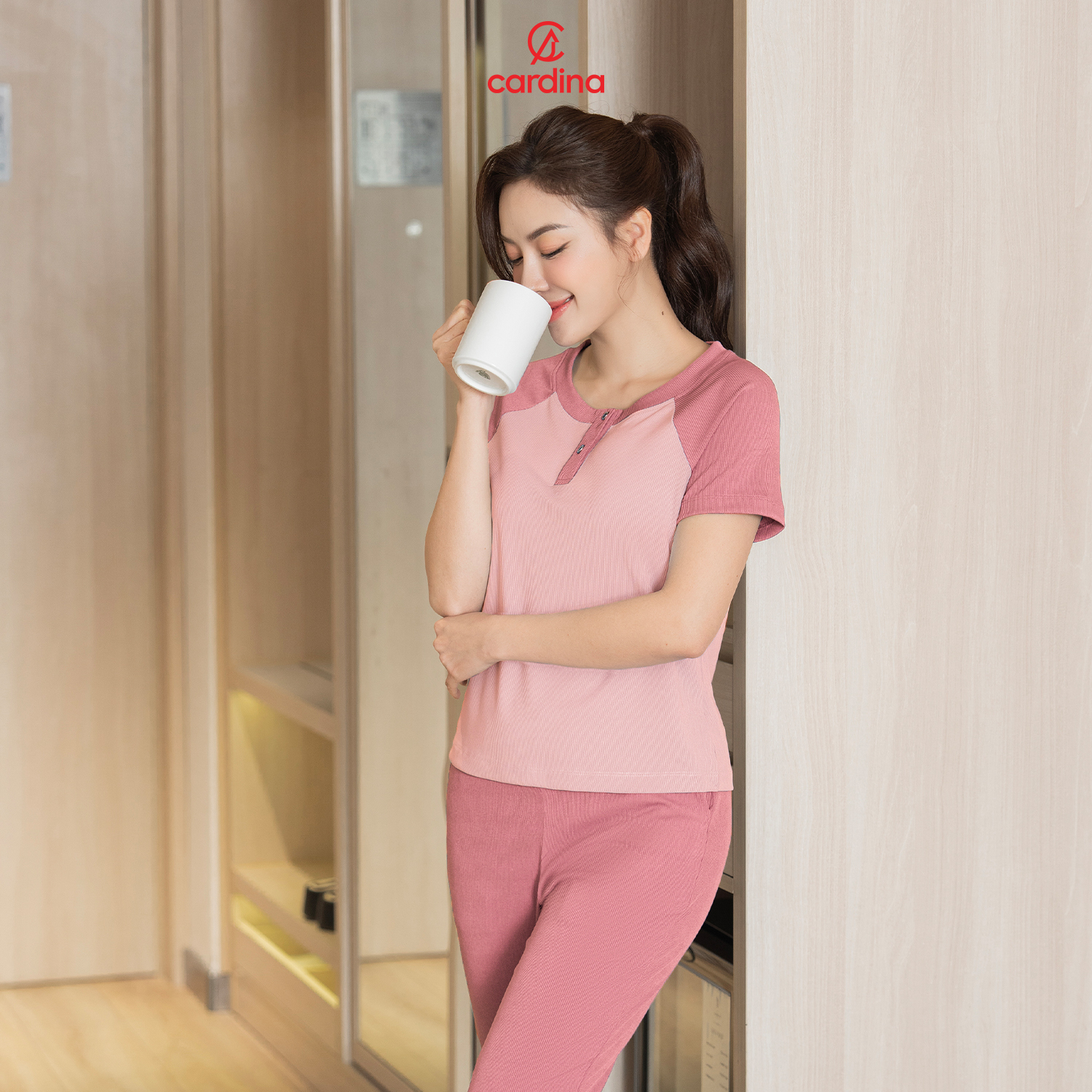 Mô tả Bộ tăm lạnh nữ CARDINA thiết kế cổ trụ quần lửng chất liệu cao cấp co dãn thoải mái phù hợp với nhiều độ tuổi 5BFL01 - 7