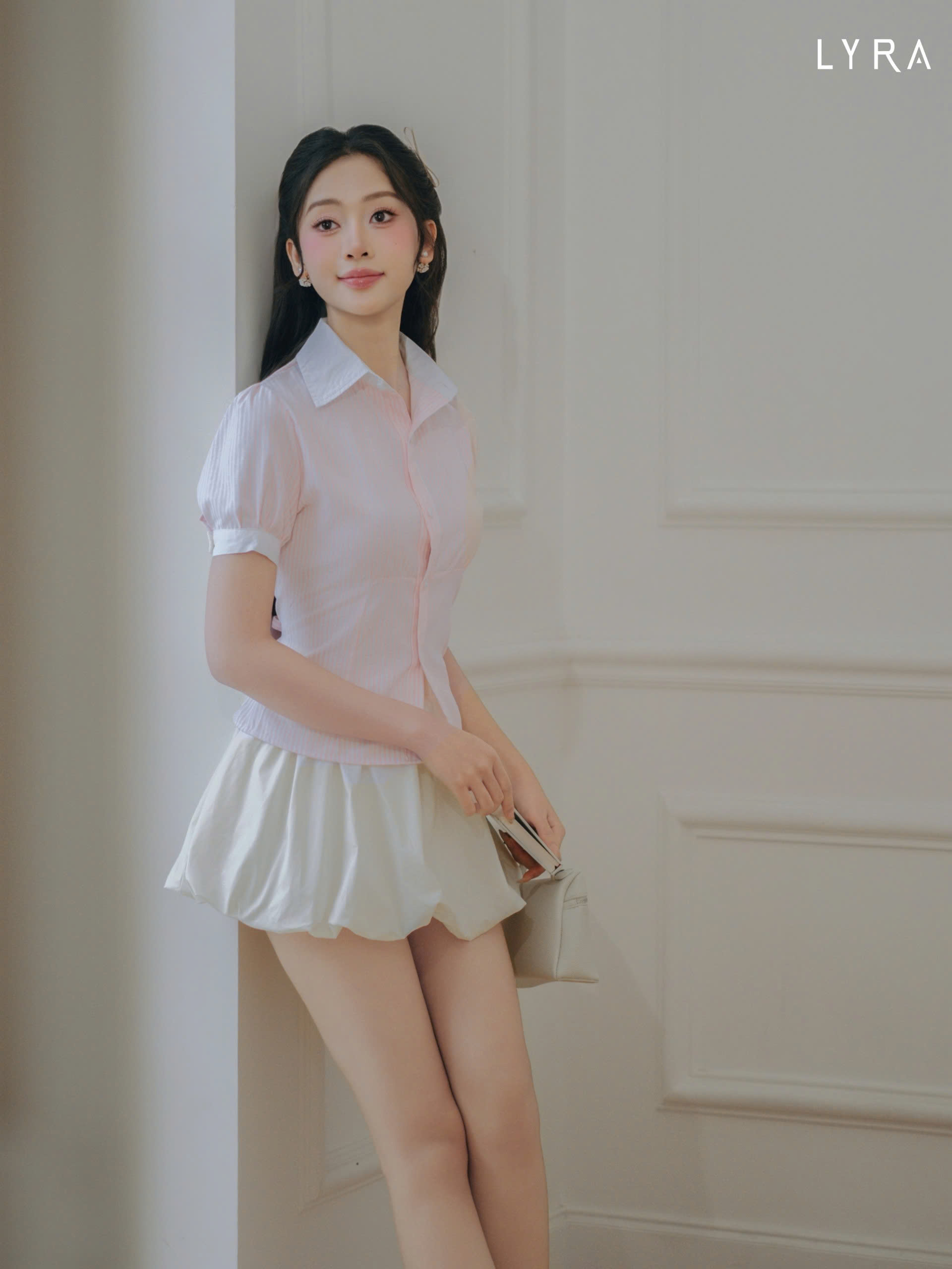 Mô tả Áo sơ mi kẻ sọc ngắn tay LYRA phối cổ trắng thiết kế tay bo viền dáng ôm, dây rút sau eo - LWNSM007 - 4