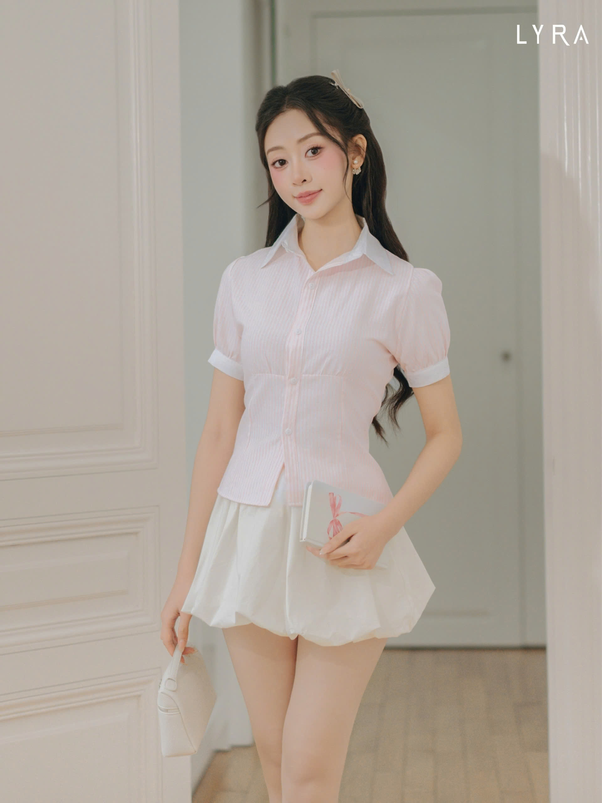 Mô tả Áo sơ mi kẻ sọc ngắn tay LYRA phối cổ trắng thiết kế tay bo viền dáng ôm, dây rút sau eo - LWNSM007 - 6