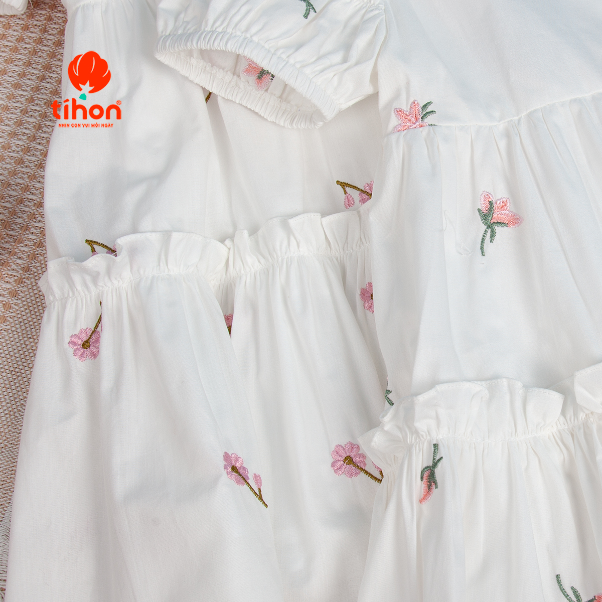 Họa tiết thêu hoa trên váy bé gái TIHON