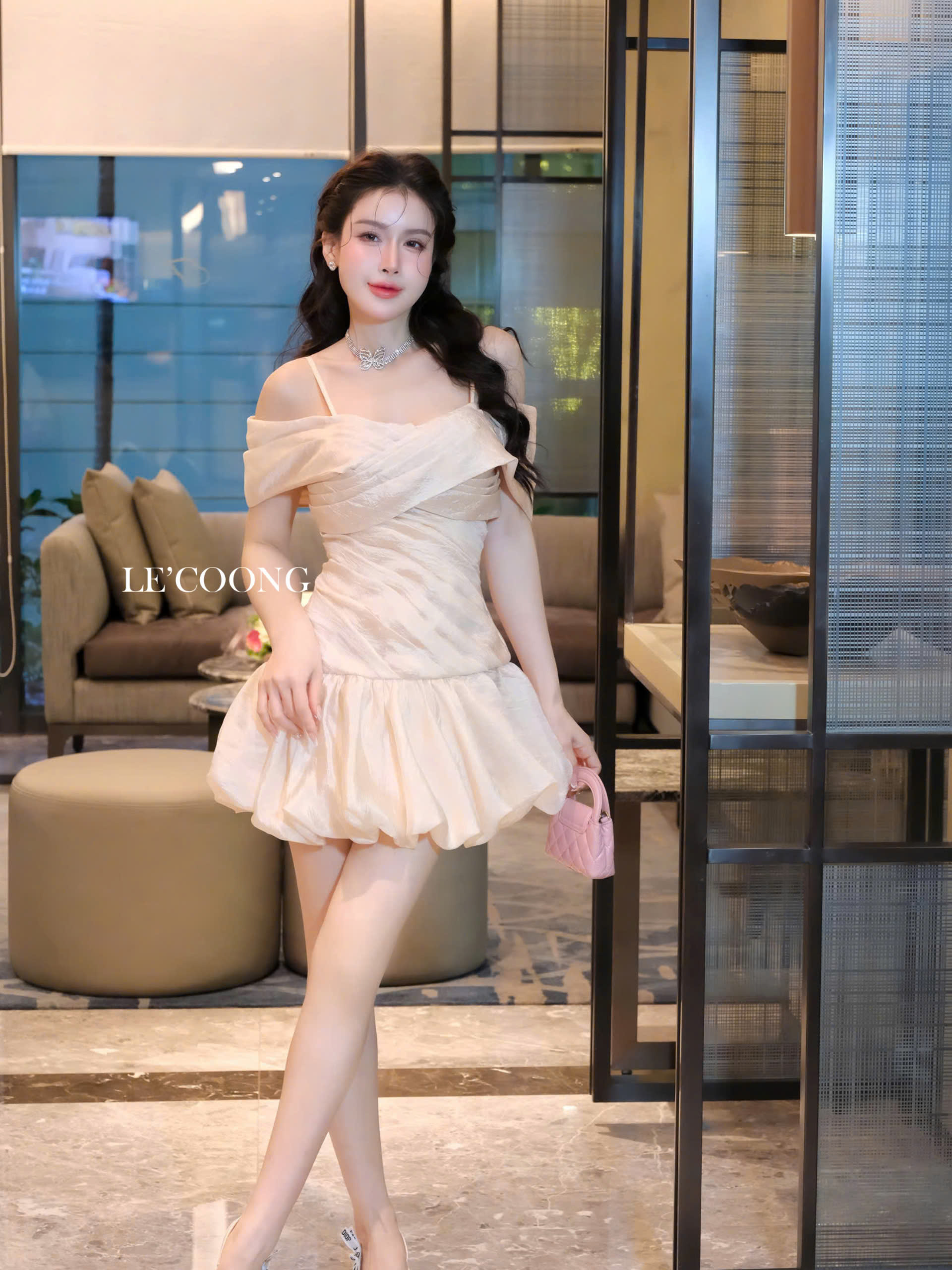 Mô tả Đầm Tiểu Thư Dáng Bí Trễ Vai LECOONG V739 Đầm Đẹp Màu Đen Be Thiết Kế Sang Chảnh - 1