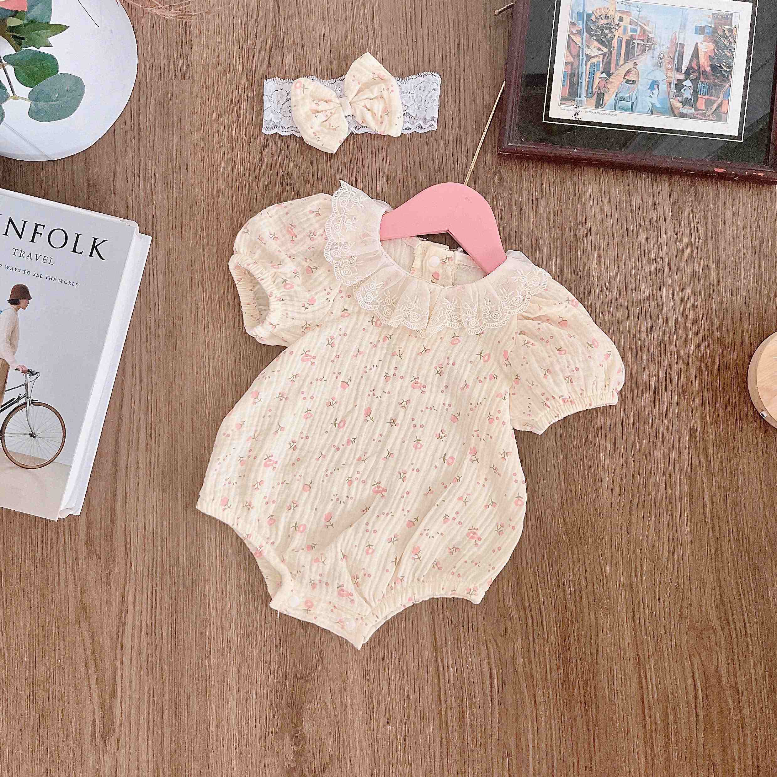 Mô tả Set Body Họa Tiết Hoa Nhí Cổ Ren Kèm Băng Đô Cho Bé Gái Sơ Sinh 1 2 Tuổi MINTSCLOSET - BS6430 - 1