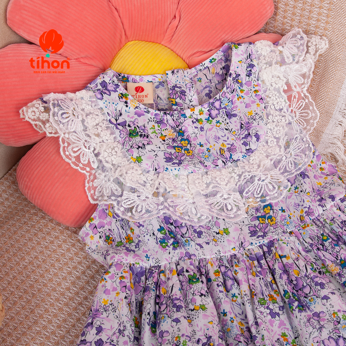 Chi tiết cổ tròn phối ren TIHON