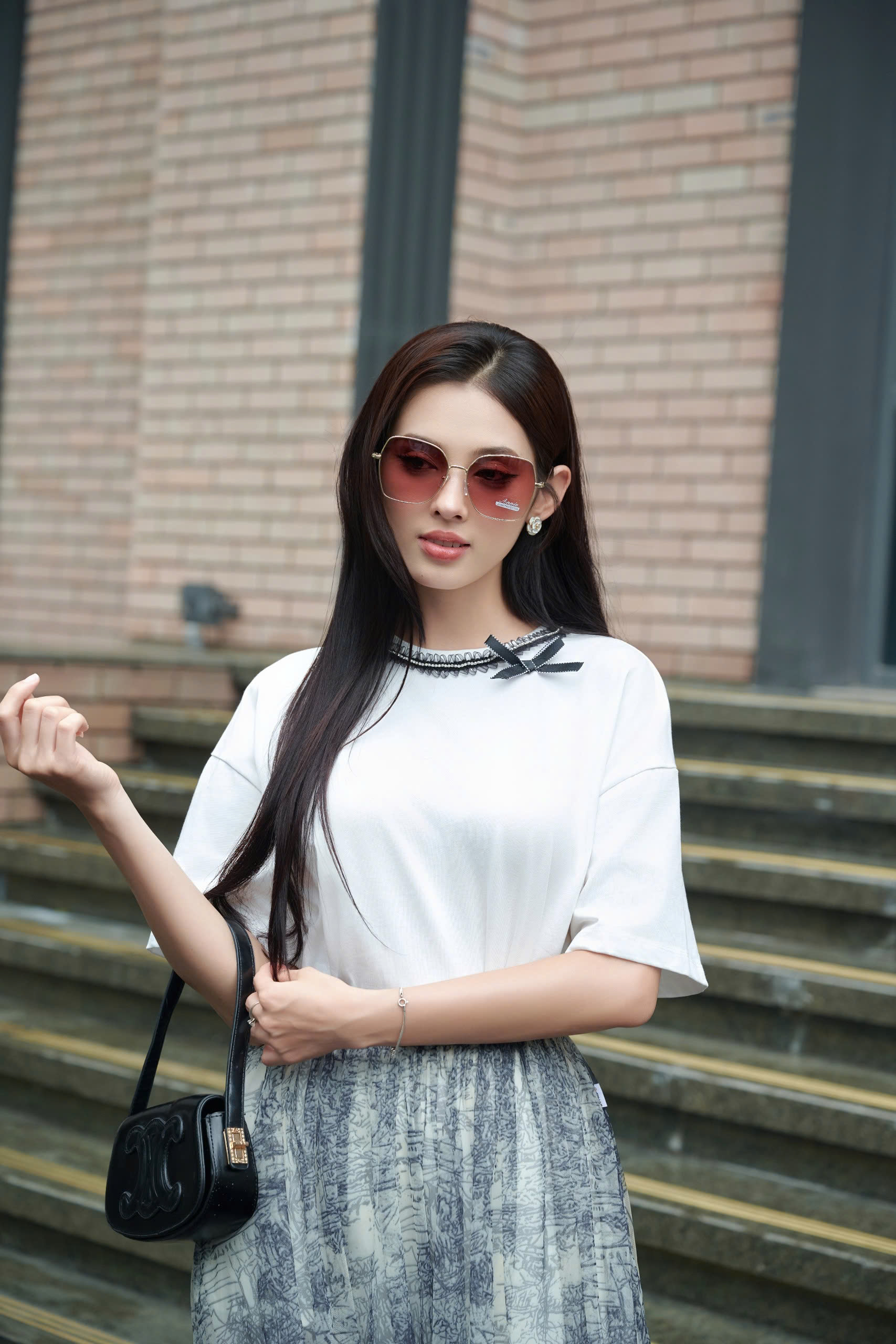 Mô tả Áo Thun 𝐂𝐂𝐇𝐀𝐓 Dáng Suông Cộc Tay Trang Trí Chất Liệu Thoáng Mát Cao Cấp - 1