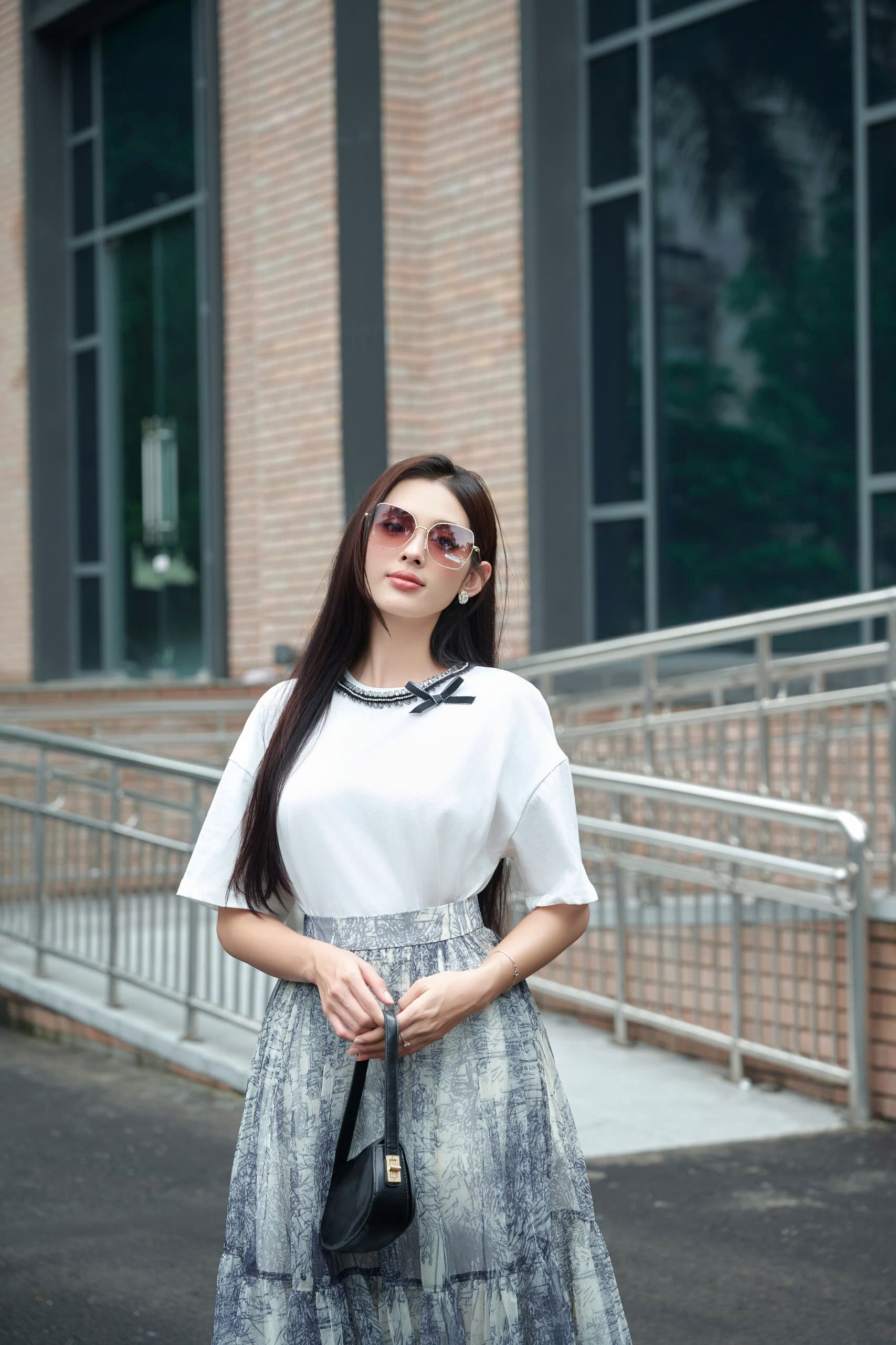 Mô tả Áo Thun 𝐂𝐂𝐇𝐀𝐓 Dáng Suông Cộc Tay Trang Trí Chất Liệu Thoáng Mát Cao Cấp - 2