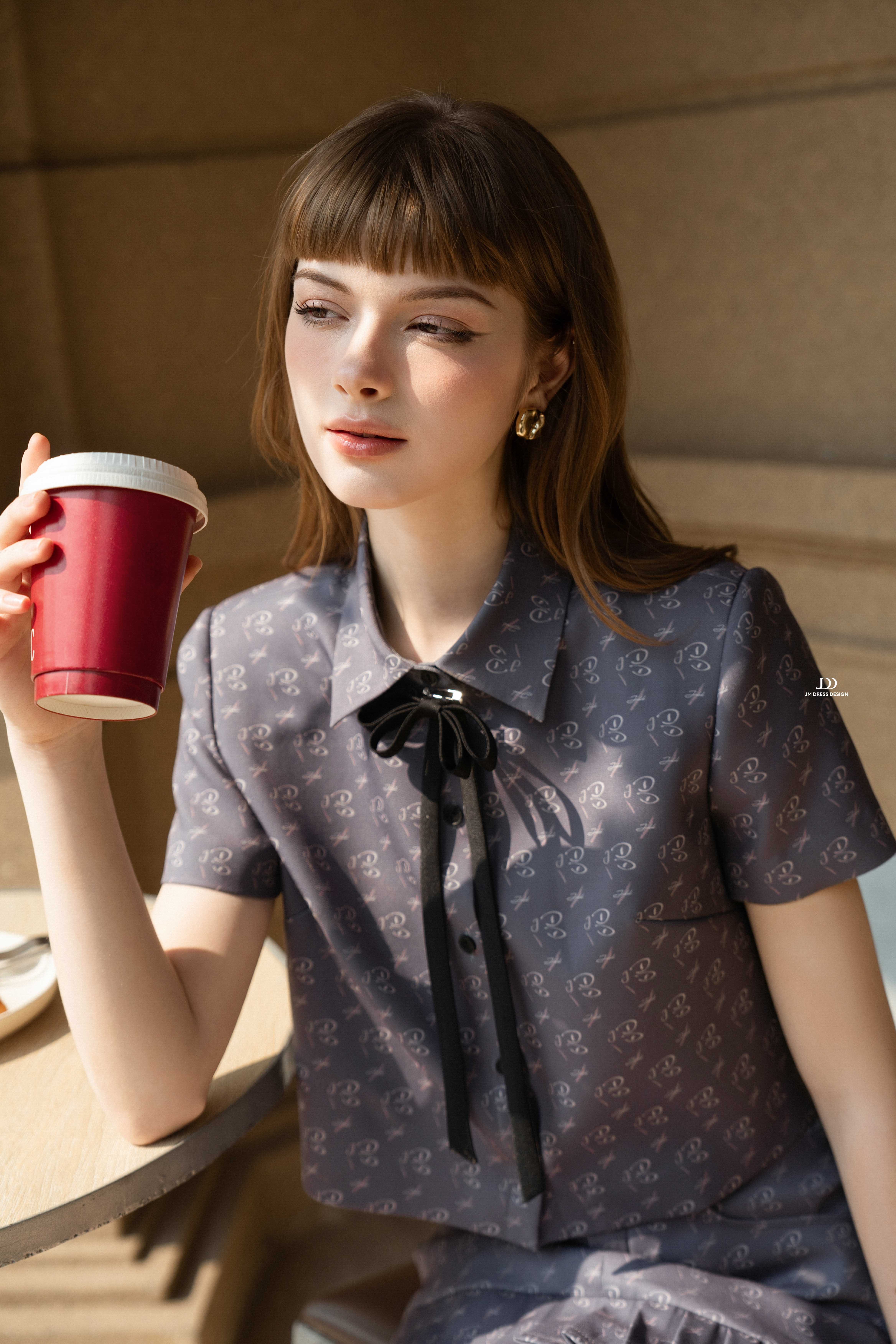 Mô tả Set Áo croptop cổ đức cách điệu đính nơ in họa tiết 2T06.2502K, Chân váy họa tiết xếp ly 2 tầng 4S06.2502K, Set Monogram - 1