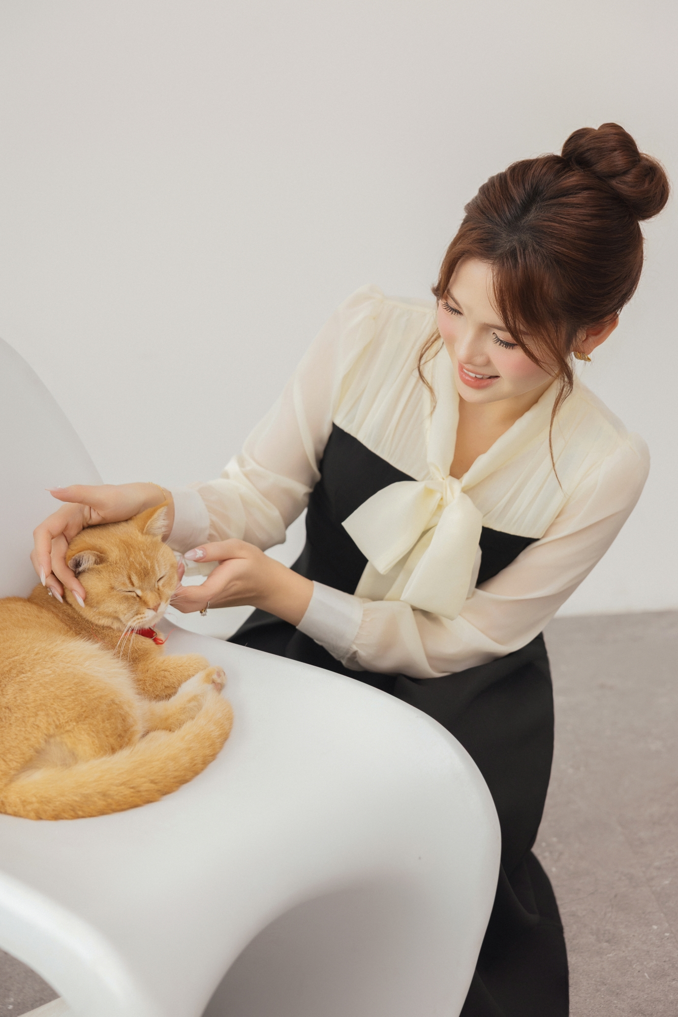Mô tả Váy yếm nữ màu đen dáng dài phối sơ mi tơ màu kem thắt nơ cổ cách điệu YAME YV594 - 1