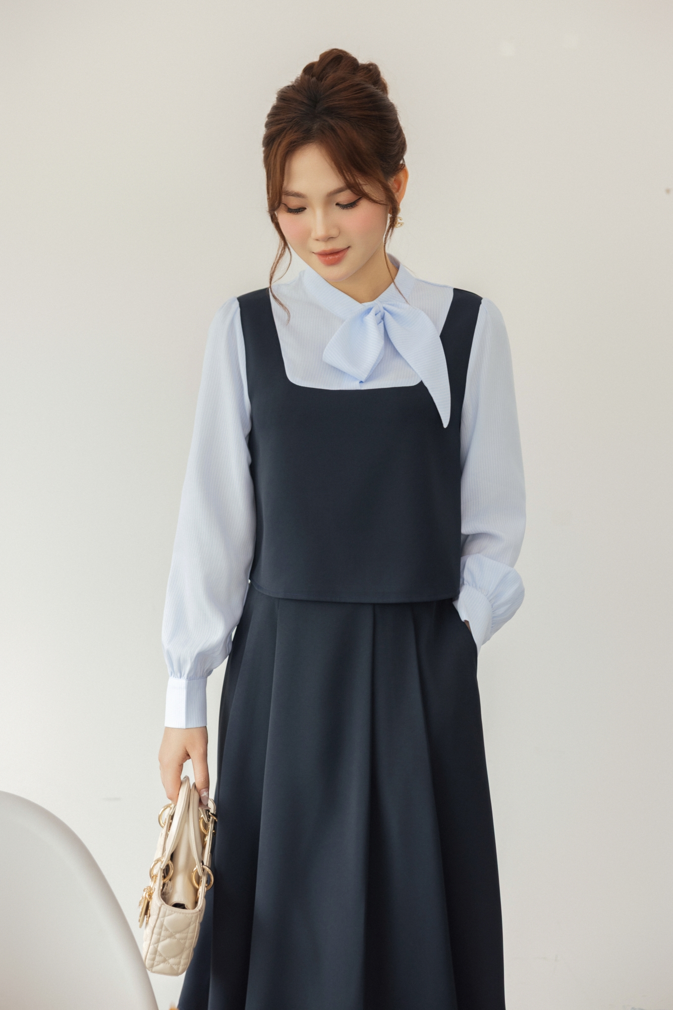 Mô tả Áo nữ dáng yếm crop màu đen và xanh than phối sơ mi cổ nơ dài tay YAME YA606 - 1