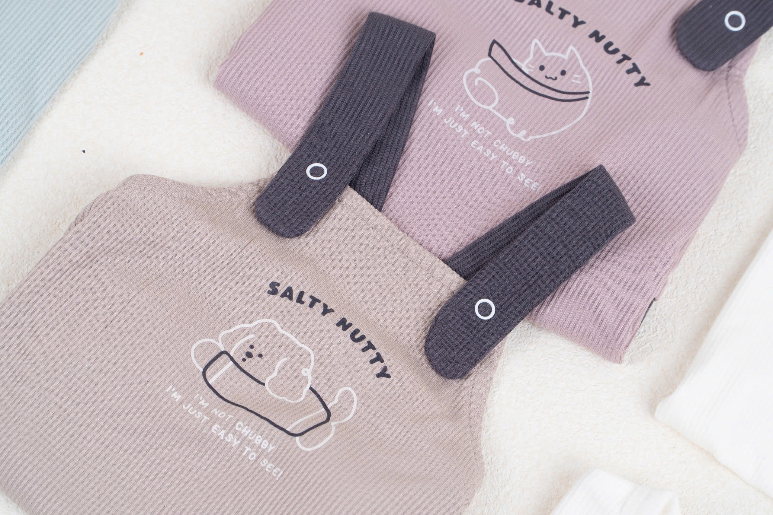 Mô tả Set Sơ Sinh Cộc Tay COOKIE, Set Yếm In Hình Kèm Áo Cho Bé Từ 3 Đến 12 Tháng 2025 - 1