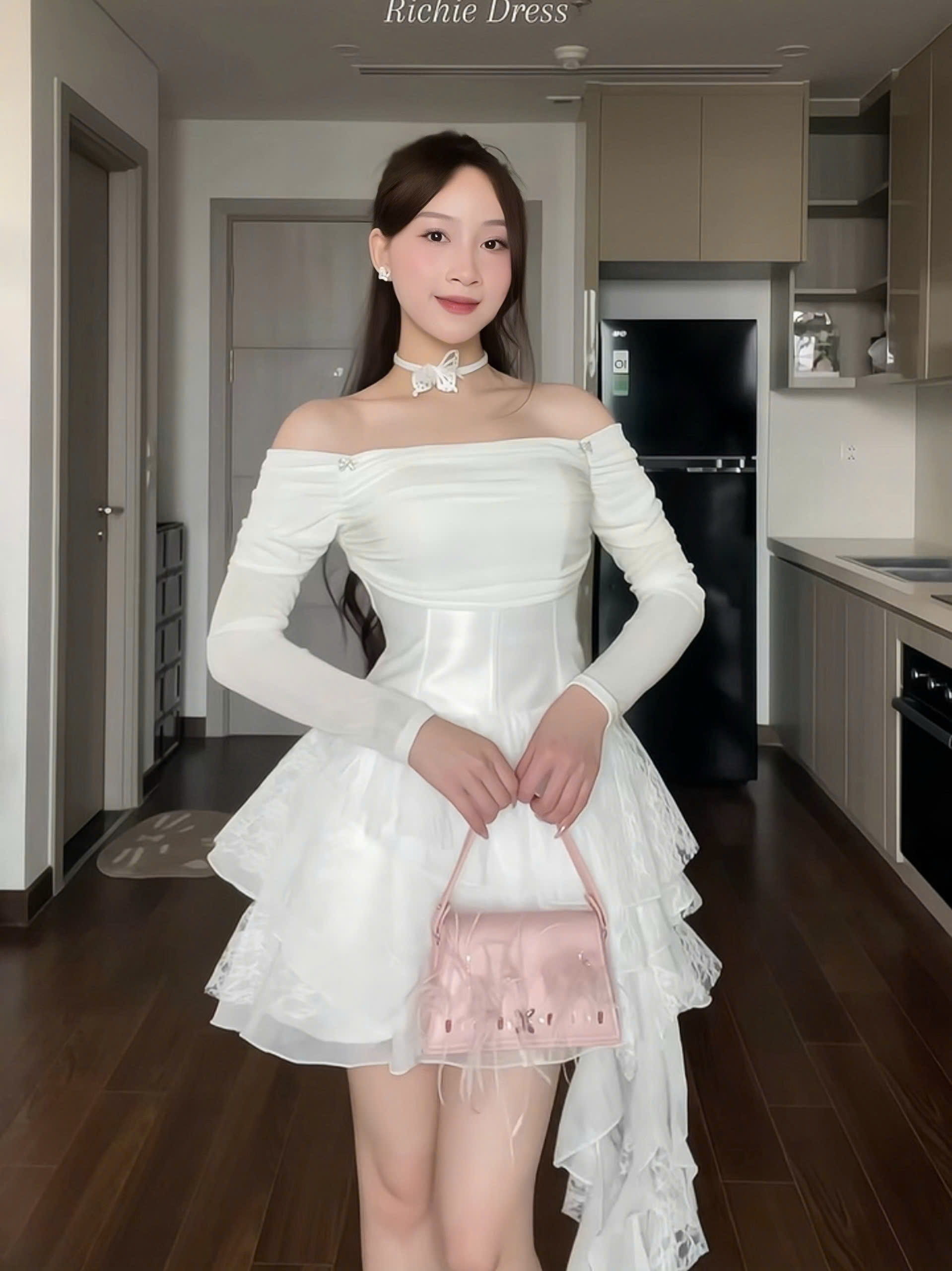 Mô tả Richie Dress Wonderhouse Đầm trễ vai tay dài dáng xòe tua rua chất vải dày dặn dự tiệc, dạo phố sang trọng - 1