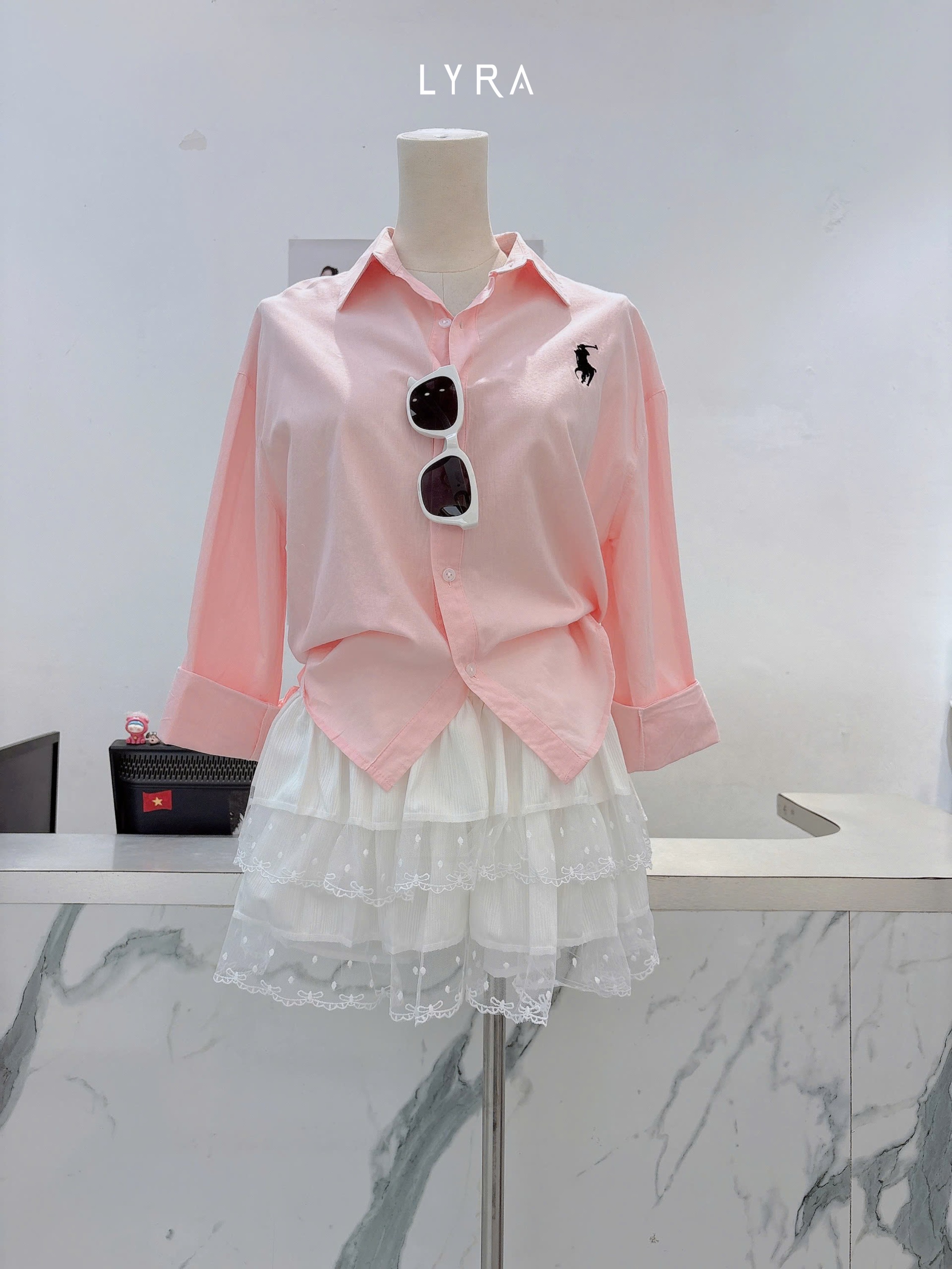 Mô tả LYRA - Áo sơ mi nữ form rộng dài tay thêu ngựa, chất thô Hàn cao cấp, kiểu dáng trendy hiện đại LWNSM010 - 1